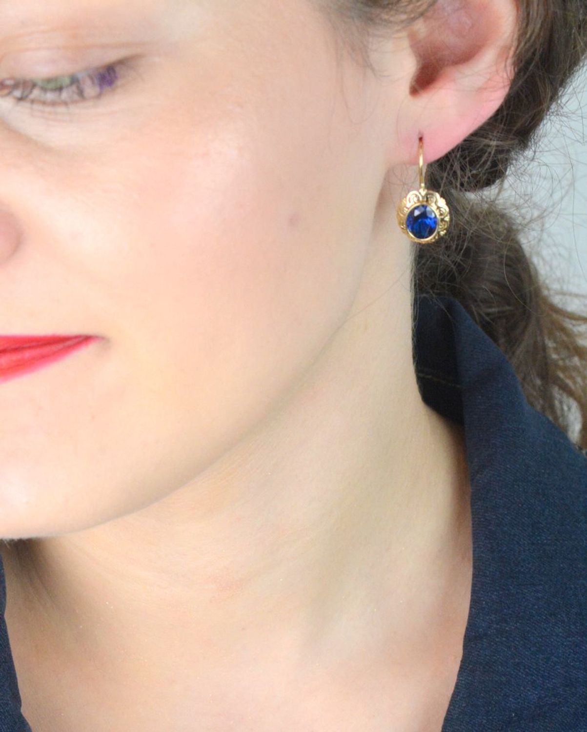 Złote kolczyki damskie próby 585 z granatową cyrkonią i biglem angielskim. Model DIA-KLC-13272-585, 3,58g, długość 2,5 cm – ponadczasowa elegancja w najlepszym wydaniu.1.jpg