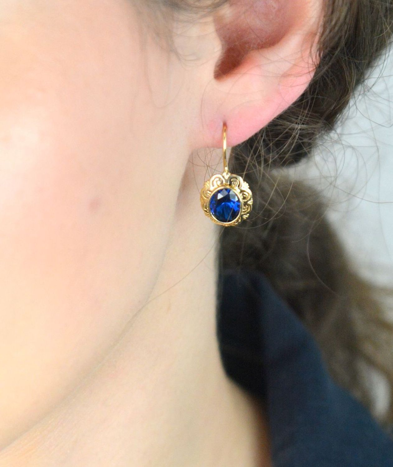 Złote kolczyki damskie próby 585 z granatową cyrkonią i biglem angielskim. Model DIA-KLC-13272-585, 3,58g, długość 2,5 cm – ponadczasowa elegancja w najlepszym wydaniu.1.jpg