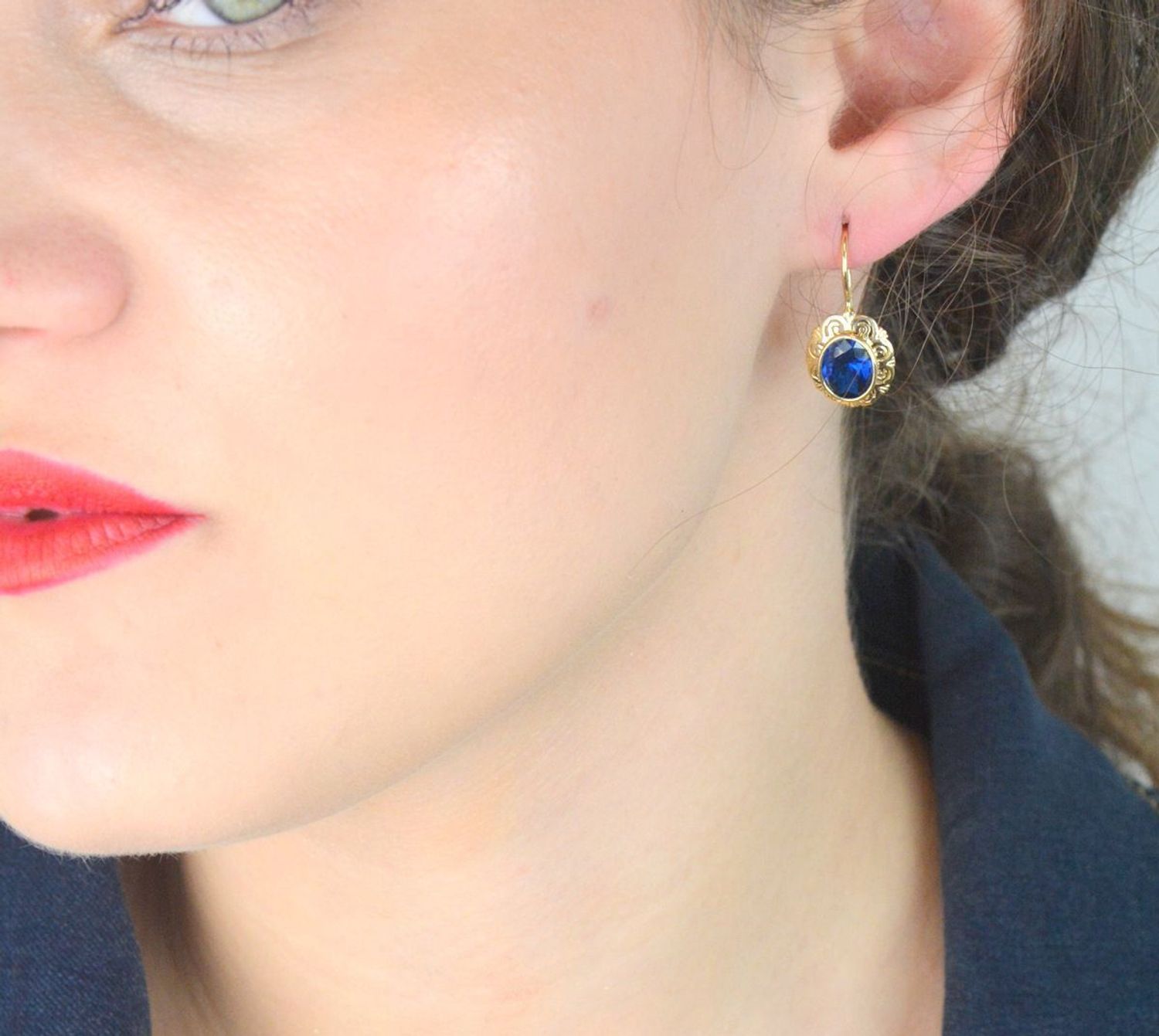 Złote kolczyki damskie próby 585 z granatową cyrkonią i biglem angielskim. Model DIA-KLC-13272-585, 3,58g, długość 2,5 cm – ponadczasowa elegancja w najlepszym wydaniu.1.jpg