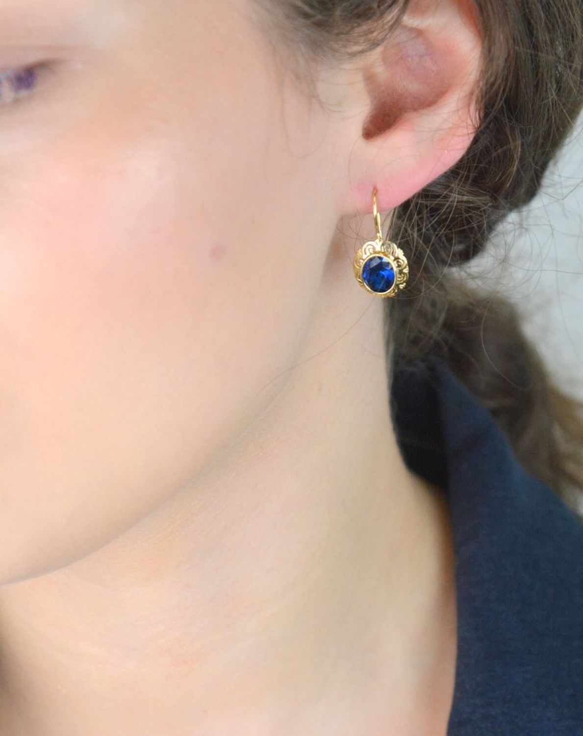 Złote kolczyki damskie próby 585 z granatową cyrkonią i biglem angielskim. Model DIA-KLC-13272-585, 3,58g, długość 2,5 cm – ponadczasowa elegancja w najlepszym wydaniu.1.jpg