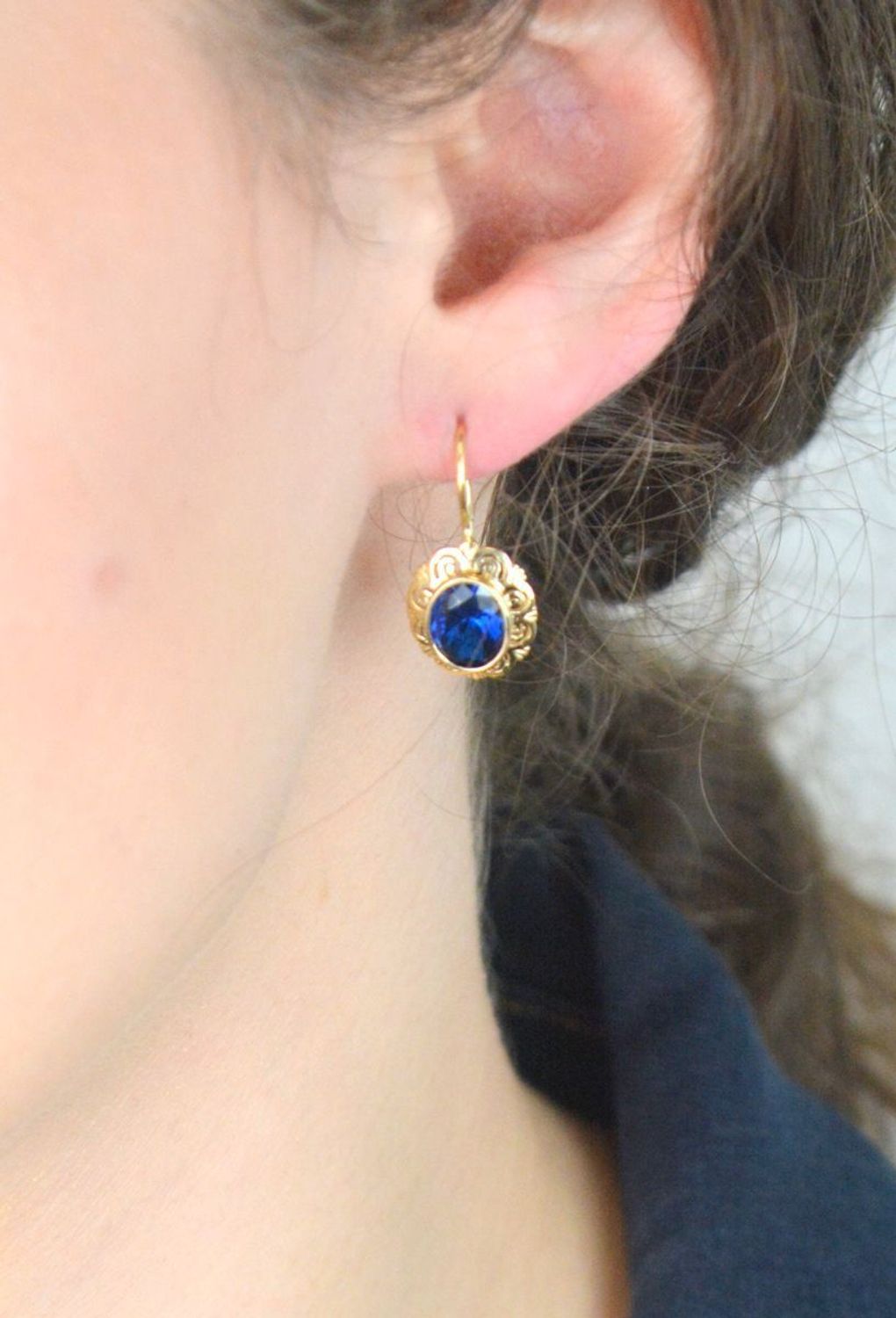 Złote kolczyki damskie próby 585 z granatową cyrkonią i biglem angielskim. Model DIA-KLC-13272-585, 3,58g, długość 2,5 cm – ponadczasowa elegancja w najlepszym wydaniu.1.jpg