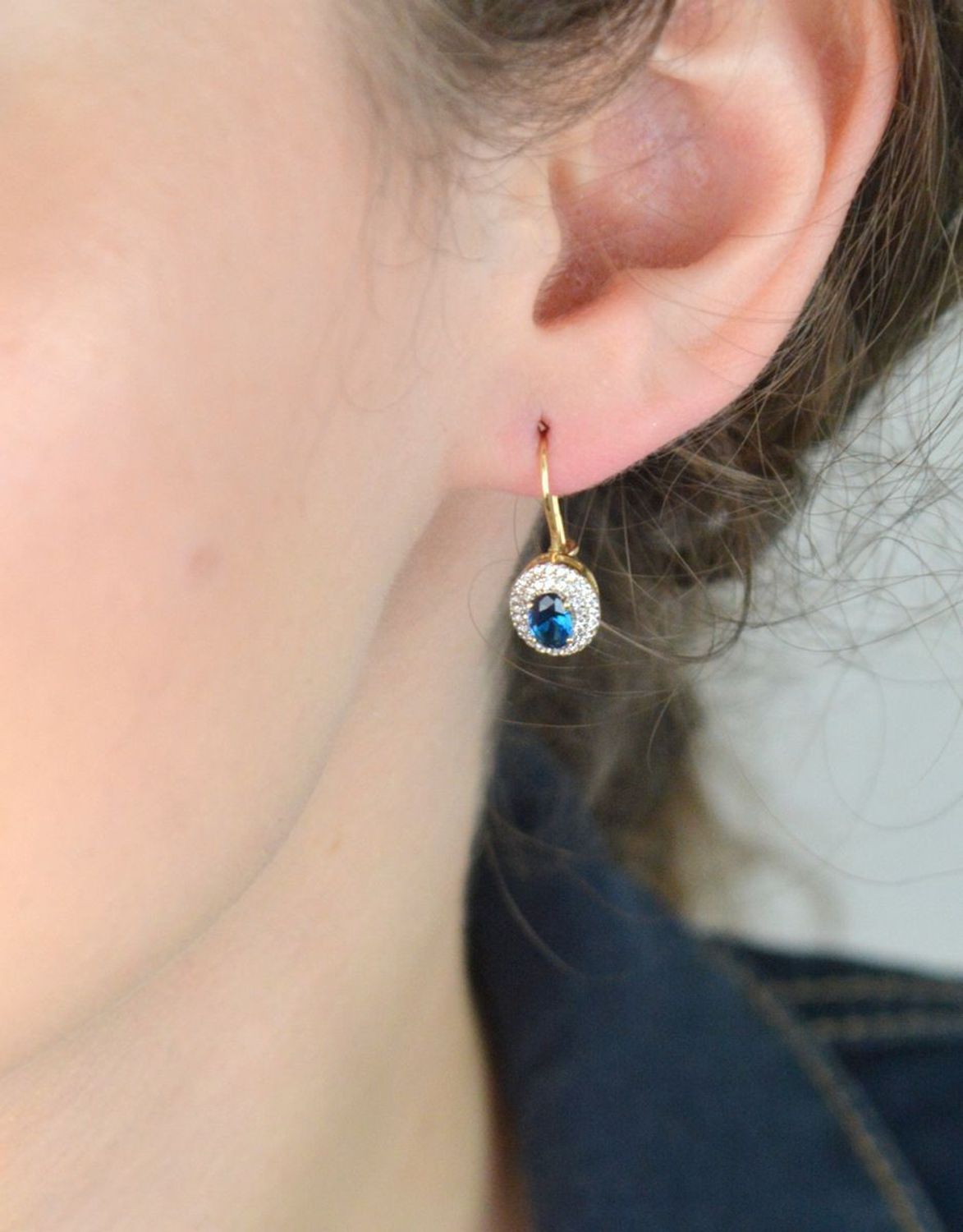 Złote kolczyki damskie próby 585 owalne z niebieską cyrkonią otoczoną białymi cyrkoniami. Model DIA-KLC-13274-585 – 2,43g, długość 2,2 cm, bigiel. Elegancka biżuteria na każdą okazję.1.jpg