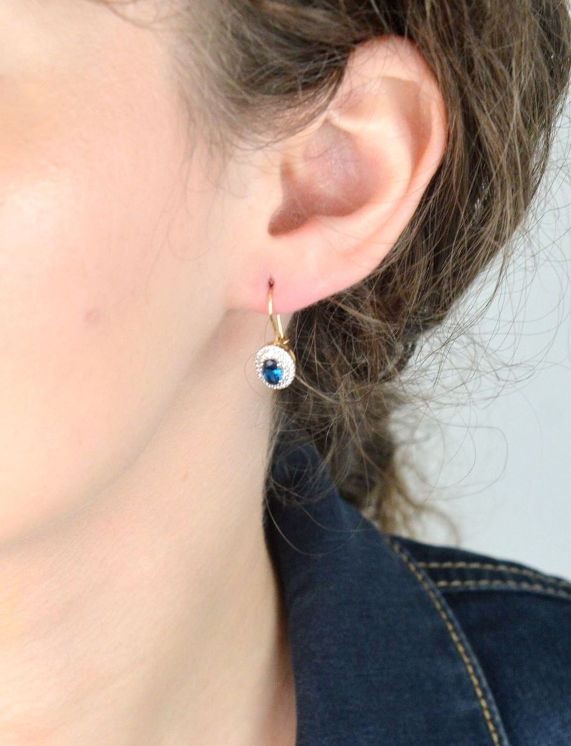 Złote kolczyki damskie próby 585 owalne z niebieską cyrkonią otoczoną białymi cyrkoniami. Model DIA-KLC-13274-585 – 2,43g, długość 2,2 cm, bigiel. Elegancka biżuteria na każdą okazję.1.jpg