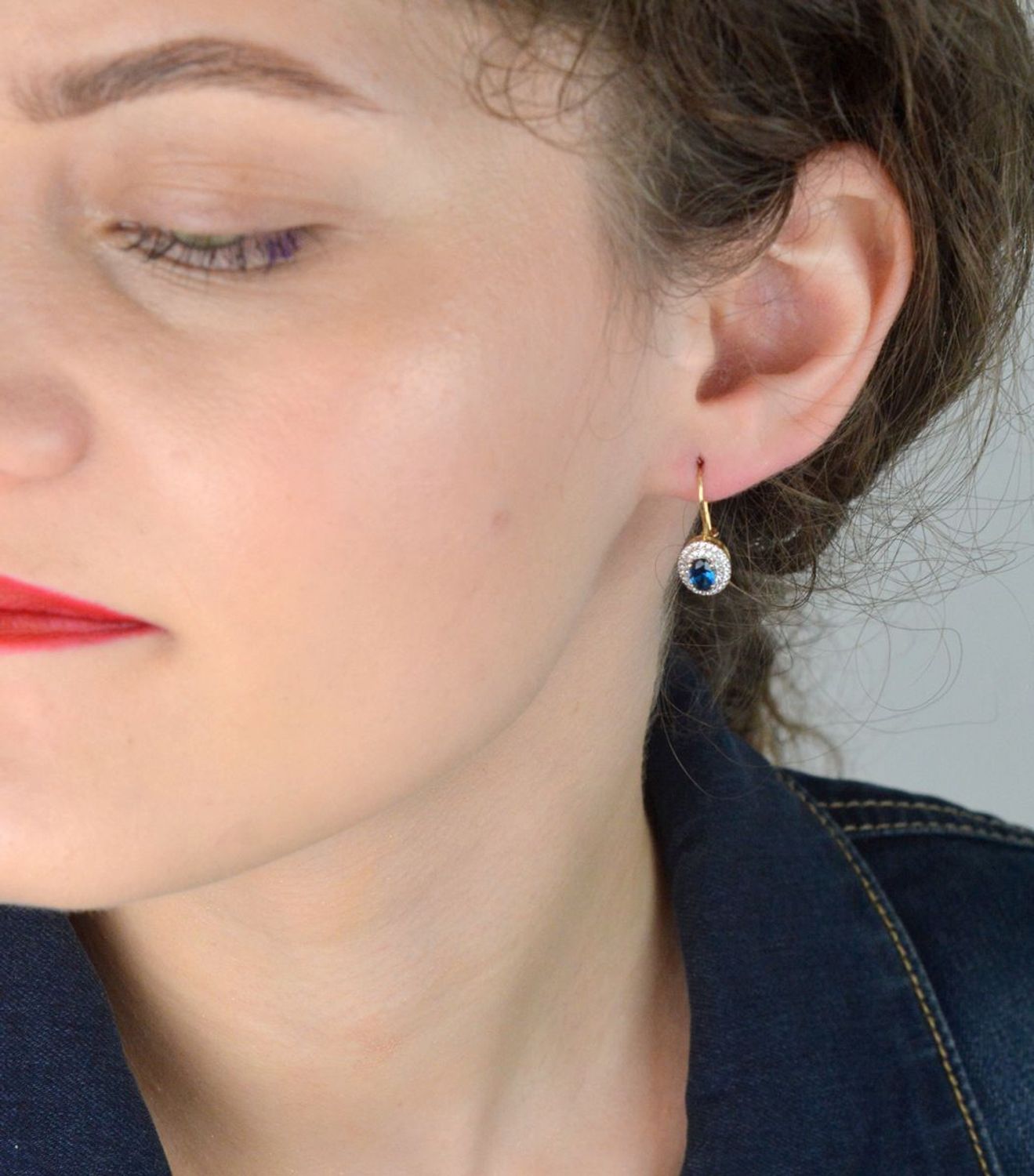 Złote kolczyki damskie próby 585 owalne z niebieską cyrkonią otoczoną białymi cyrkoniami. Model DIA-KLC-13274-585 – 2,43g, długość 2,2 cm, bigiel. Elegancka biżuteria na każdą okazję.1.jpg