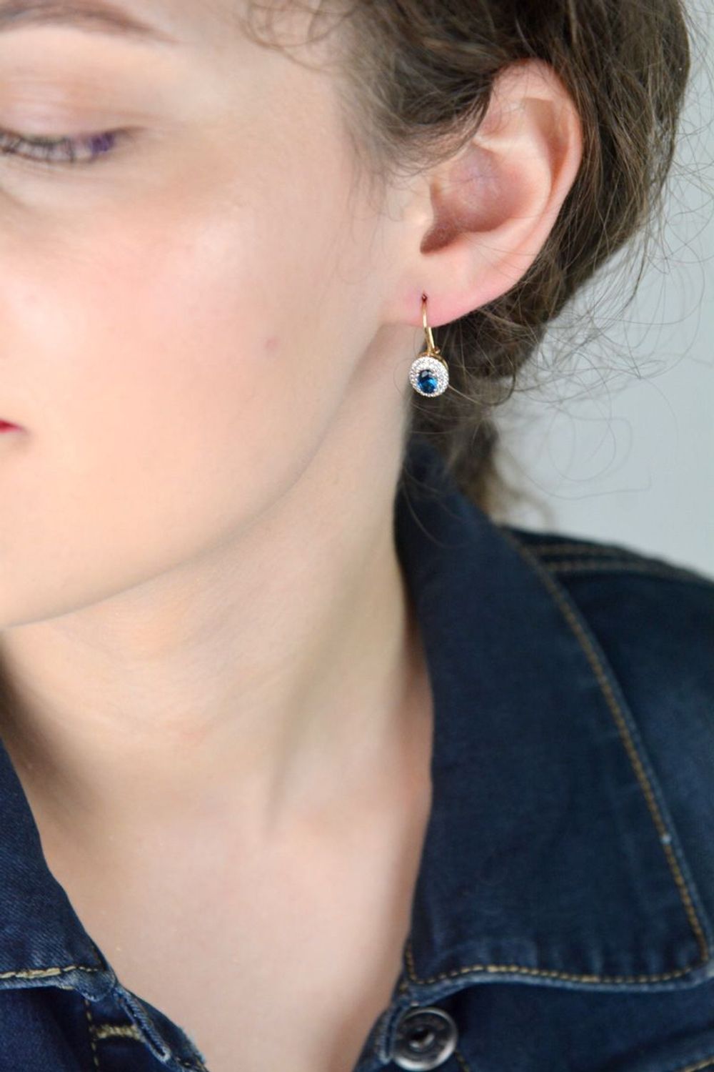 Złote kolczyki damskie próby 585 owalne z niebieską cyrkonią otoczoną białymi cyrkoniami. Model DIA-KLC-13274-585 – 2,43g, długość 2,2 cm, bigiel. Elegancka biżuteria na każdą okazję.1.jpg