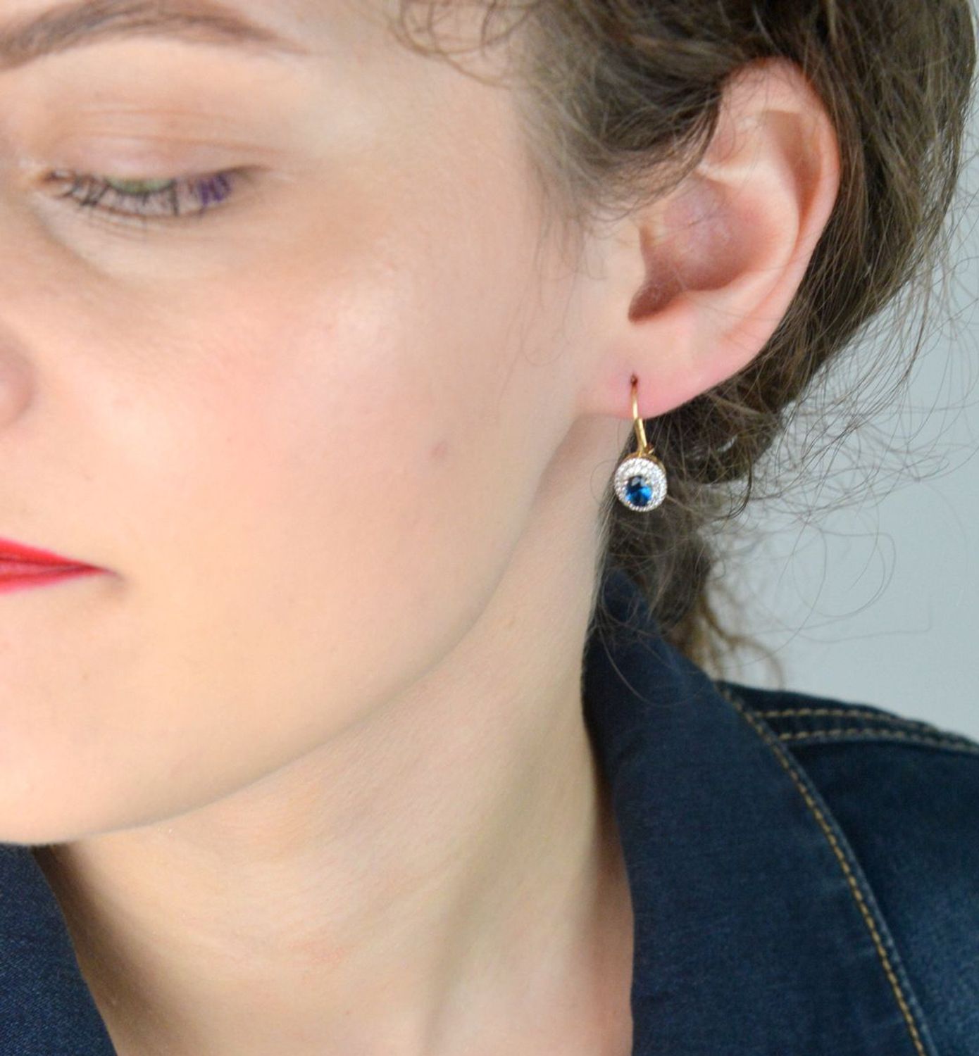 Złote kolczyki damskie próby 585 owalne z niebieską cyrkonią otoczoną białymi cyrkoniami. Model DIA-KLC-13274-585 – 2,43g, długość 2,2 cm, bigiel. Elegancka biżuteria na każdą okazję.1.jpg