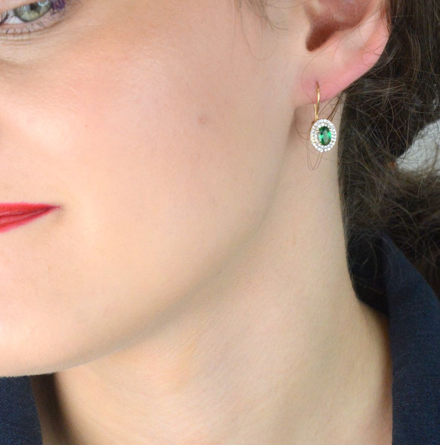 Złote kolczyki damskie próby 585 z zieloną cyrkonią otoczoną białymi cyrkoniami. Model DIA-KLC-13275-585 – 2,44g, długość 2,2 cm, bigiel. Elegancki dodatek na każdą okazję.1.jpg