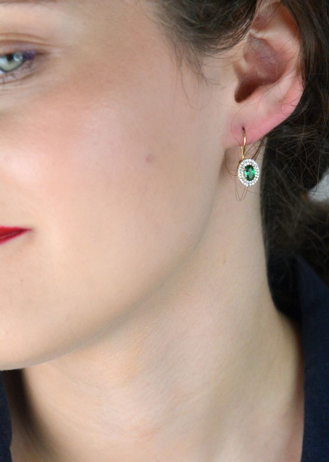 Złote kolczyki damskie próby 585 z zieloną cyrkonią otoczoną białymi cyrkoniami. Model DIA-KLC-13275-585 – 2,44g, długość 2,2 cm, bigiel. Elegancki dodatek na każdą okazję.1.jpg