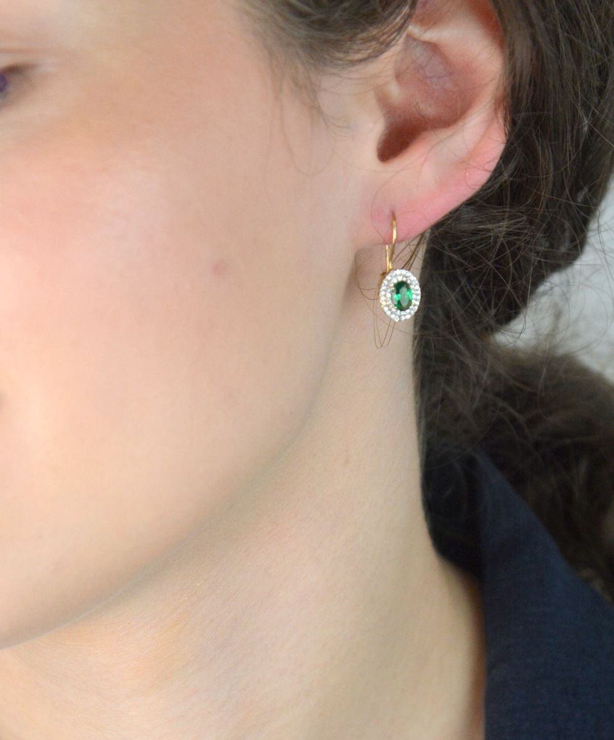 Złote kolczyki damskie próby 585 z zieloną cyrkonią otoczoną białymi cyrkoniami. Model DIA-KLC-13275-585 – 2,44g, długość 2,2 cm, bigiel. Elegancki dodatek na każdą okazję.1.jpg