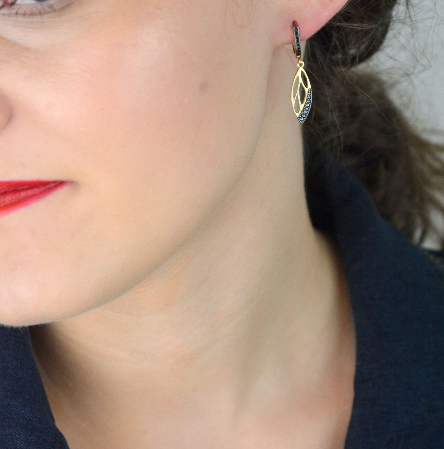 Złote kolczyki damskie próby 585 w kształcie łezki, zdobione czarnymi cyrkoniami. Model DIA-KLC-13277-585 – 2,38g, długość 3,2 cm. Stylowa, elegancka biżuteria z angielskim zapięciem.1.jpg