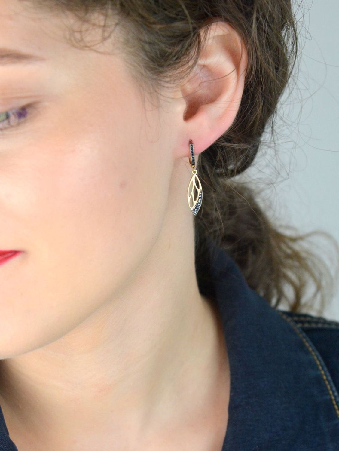 Złote kolczyki damskie próby 585 w kształcie łezki, zdobione czarnymi cyrkoniami. Model DIA-KLC-13277-585 – 2,38g, długość 3,2 cm. Stylowa, elegancka biżuteria z angielskim zapięciem.1.jpg