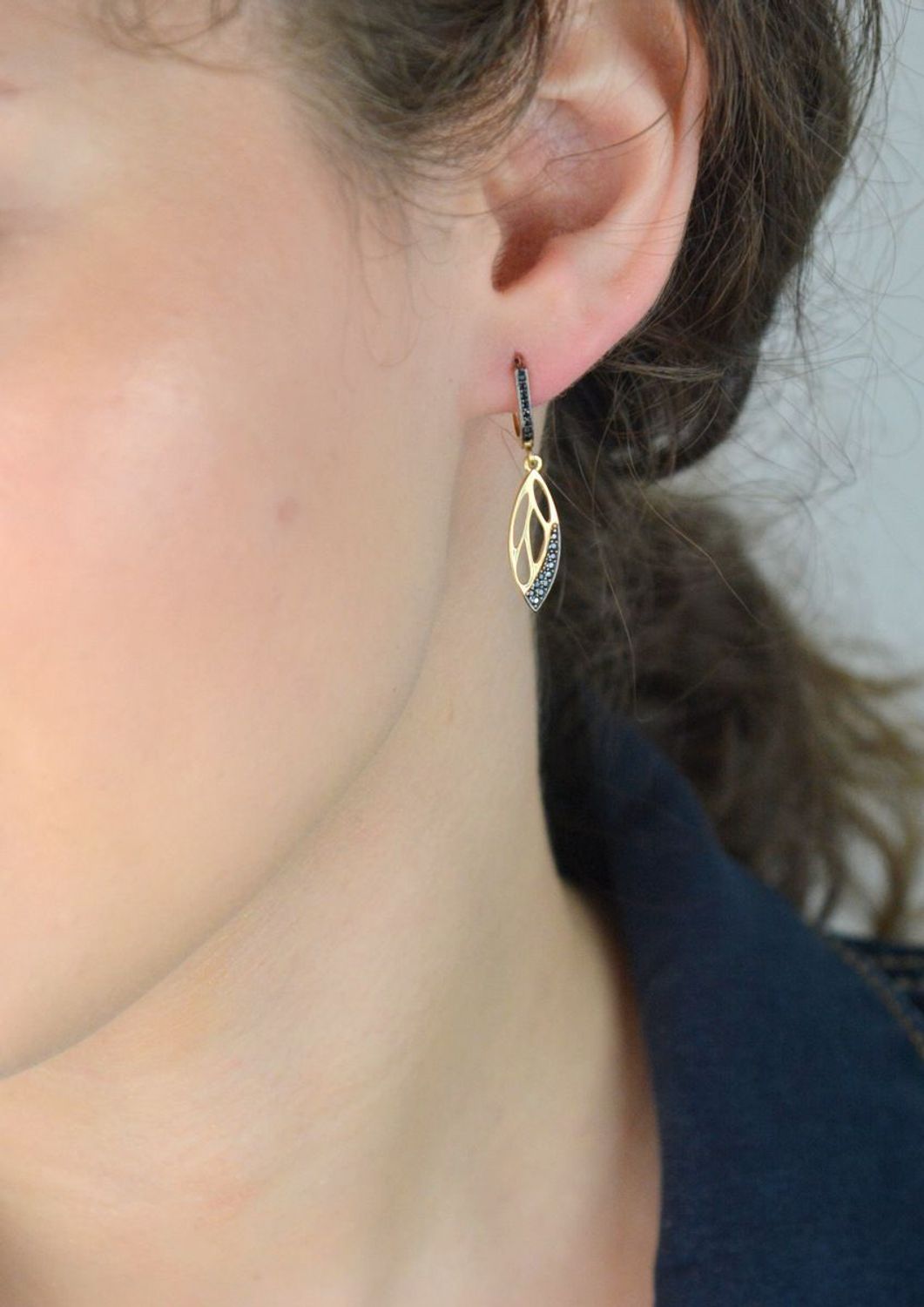 Złote kolczyki damskie próby 585 w kształcie łezki, zdobione czarnymi cyrkoniami. Model DIA-KLC-13277-585 – 2,38g, długość 3,2 cm. Stylowa, elegancka biżuteria z angielskim zapięciem.1.jpg