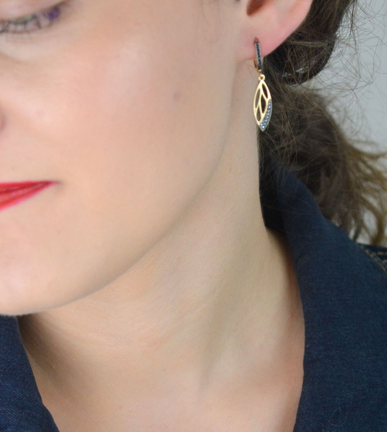 Złote kolczyki damskie próby 585 w kształcie łezki, zdobione czarnymi cyrkoniami. Model DIA-KLC-13277-585 – 2,38g, długość 3,2 cm. Stylowa, elegancka biżuteria z angielskim zapięciem.1.jpg