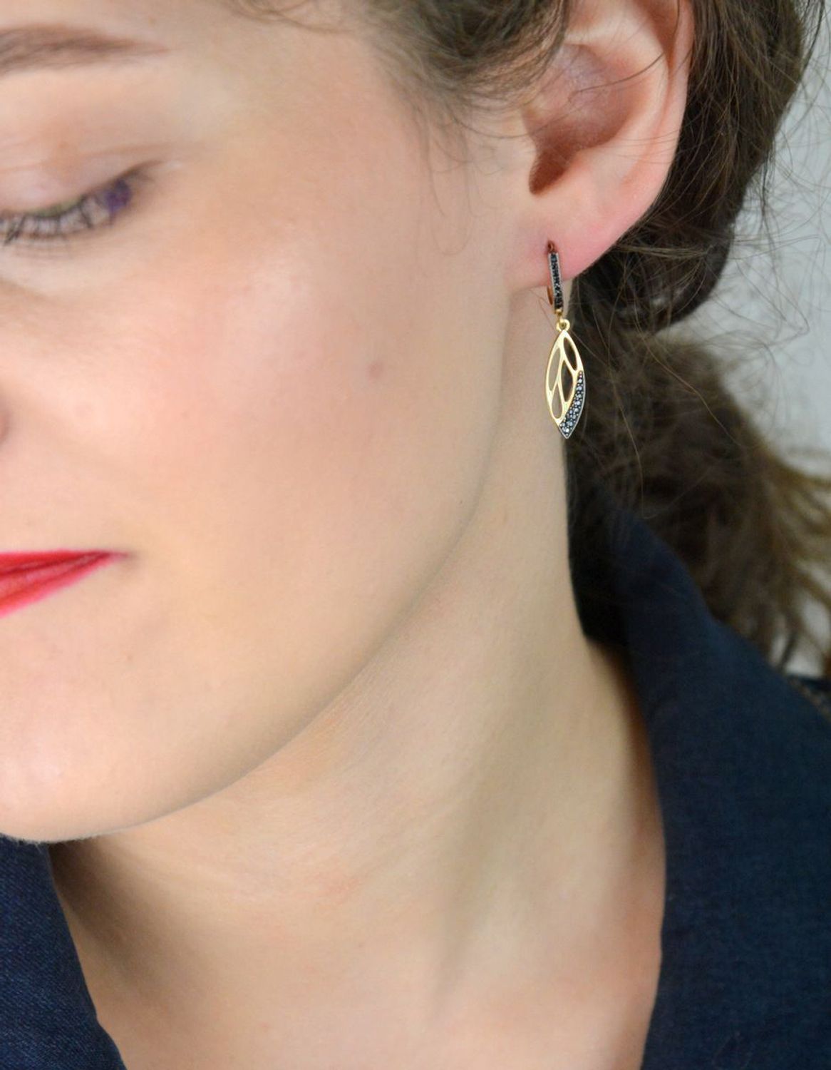 Złote kolczyki damskie próby 585 w kształcie łezki, zdobione czarnymi cyrkoniami. Model DIA-KLC-13277-585 – 2,38g, długość 3,2 cm. Stylowa, elegancka biżuteria z angielskim zapięciem.1.jpg