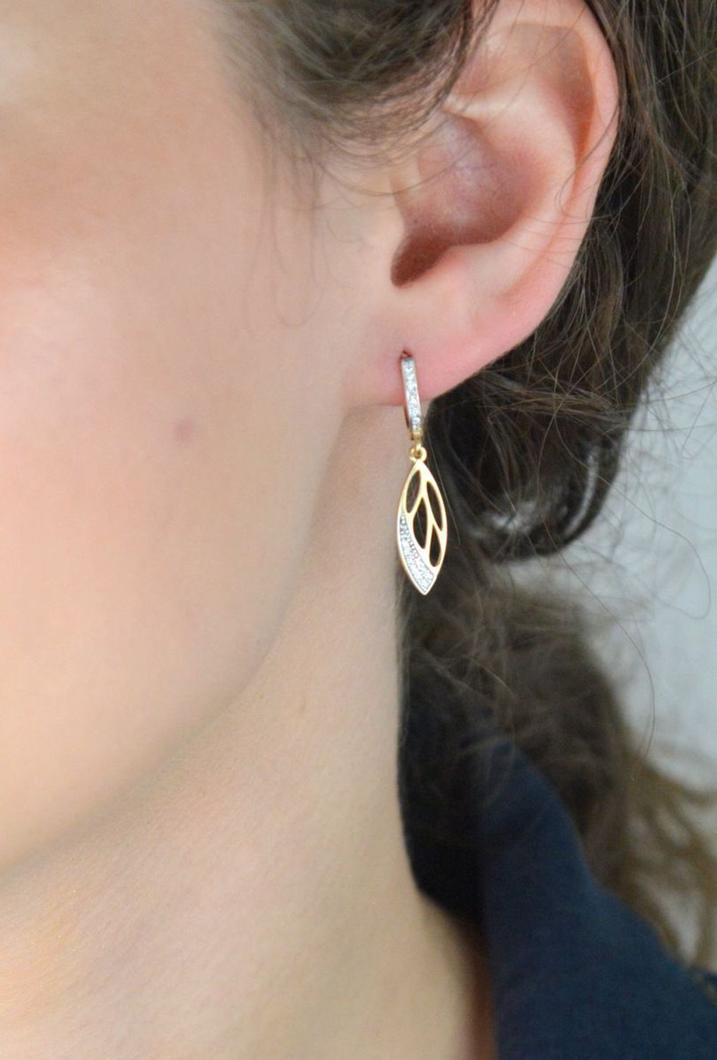 Eleganckie złote kolczyki damskie próby 585 w kształcie łezek z ażurem i cyrkonią. Model 2,45g, długość 3,2 cm, zapięcie angielskie. Idealne na prezent i na co dzień.1.jpg