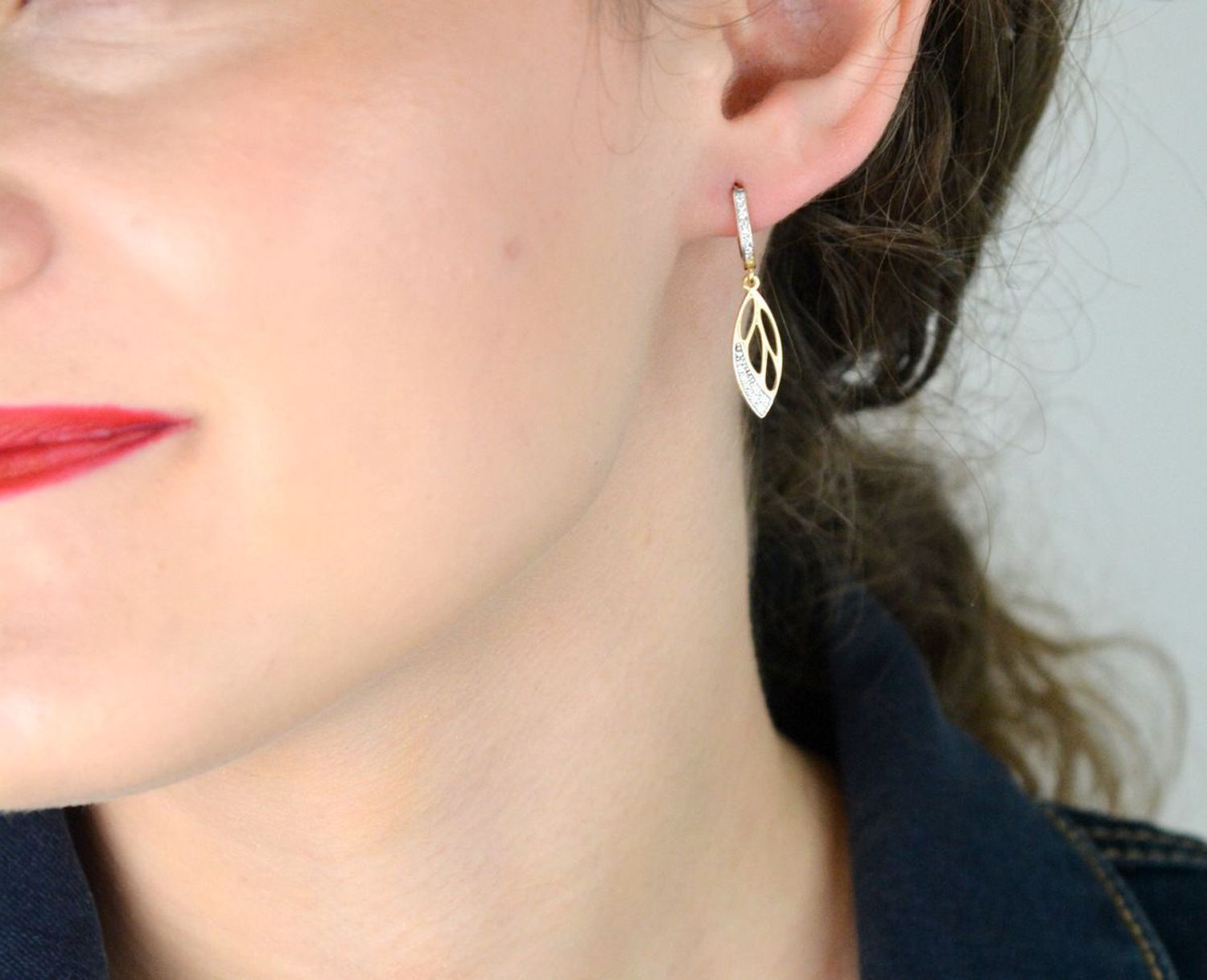 Eleganckie złote kolczyki damskie próby 585 w kształcie łezek z ażurem i cyrkonią. Model 2,45g, długość 3,2 cm, zapięcie angielskie. Idealne na prezent i na co dzień.1.jpg