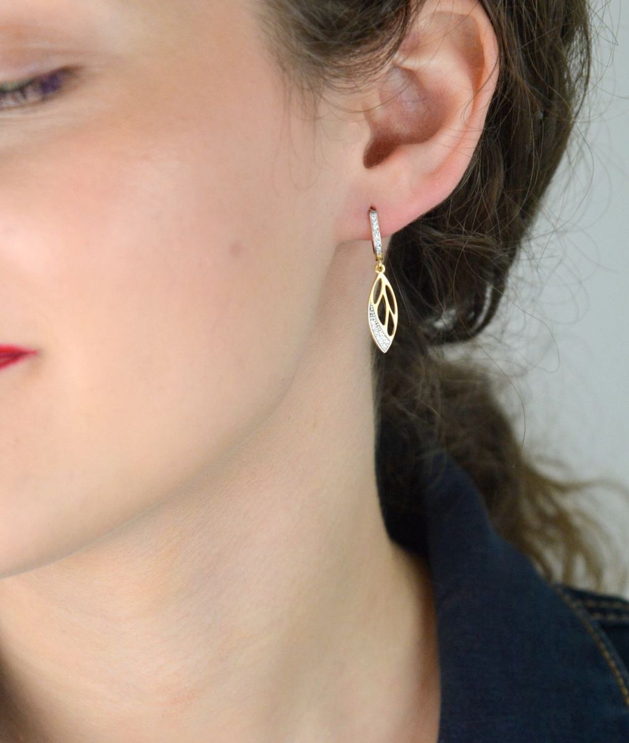 Eleganckie złote kolczyki damskie próby 585 w kształcie łezek z ażurem i cyrkonią. Model 2,45g, długość 3,2 cm, zapięcie angielskie. Idealne na prezent i na co dzień.1.jpg