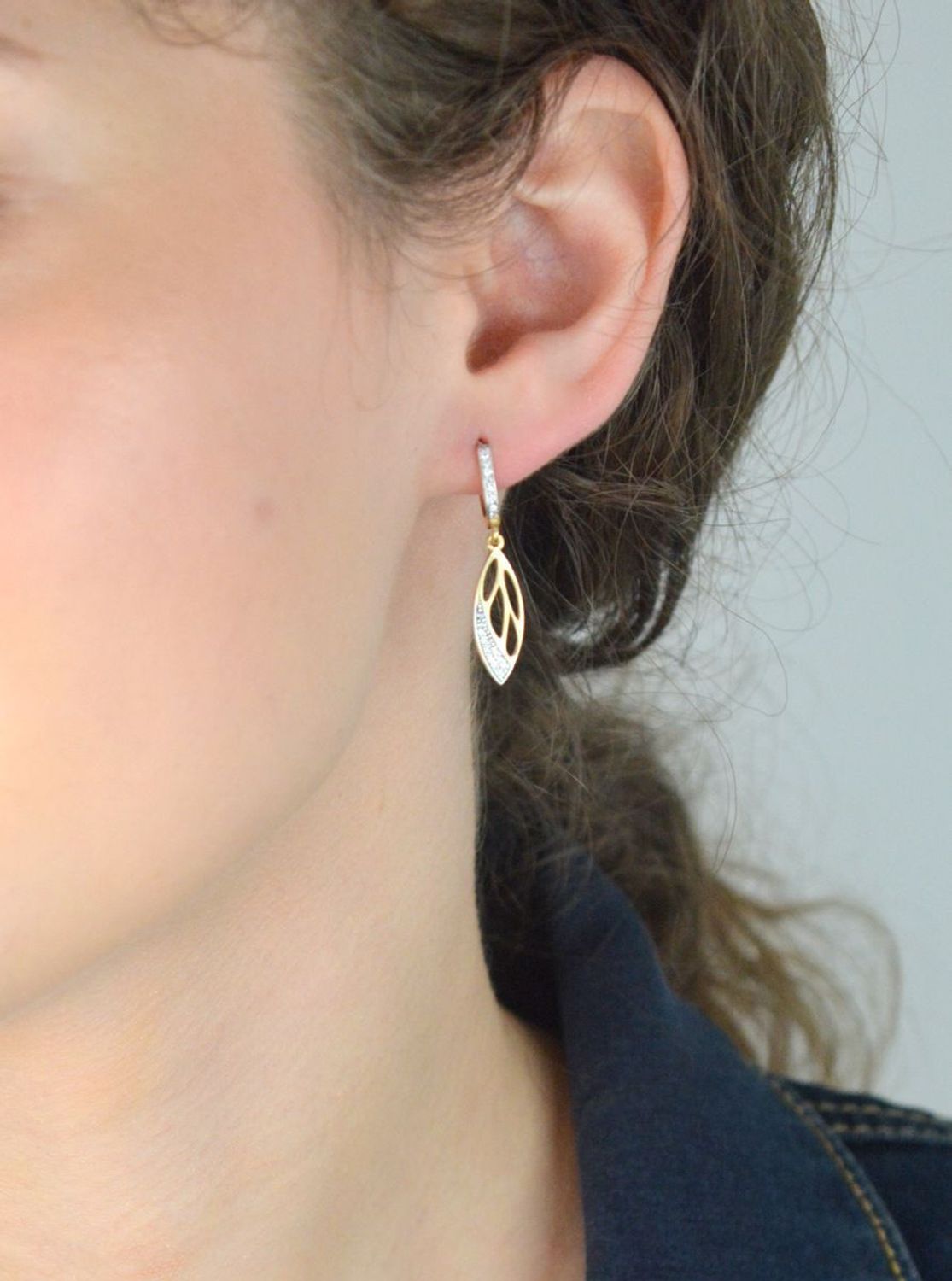 Eleganckie złote kolczyki damskie próby 585 w kształcie łezek z ażurem i cyrkonią. Model 2,45g, długość 3,2 cm, zapięcie angielskie. Idealne na prezent i na co dzień.1.jpg