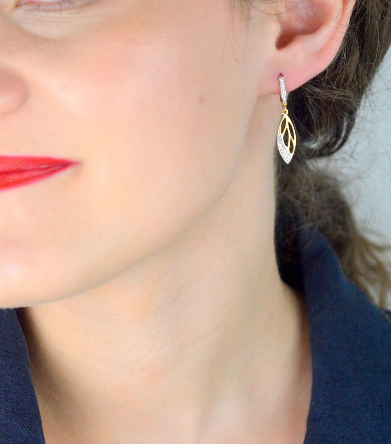 Eleganckie złote kolczyki damskie próby 585 w kształcie łezek z ażurem i cyrkonią. Model 2,45g, długość 3,2 cm, zapięcie angielskie. Idealne na prezent i na co dzień.1.jpg