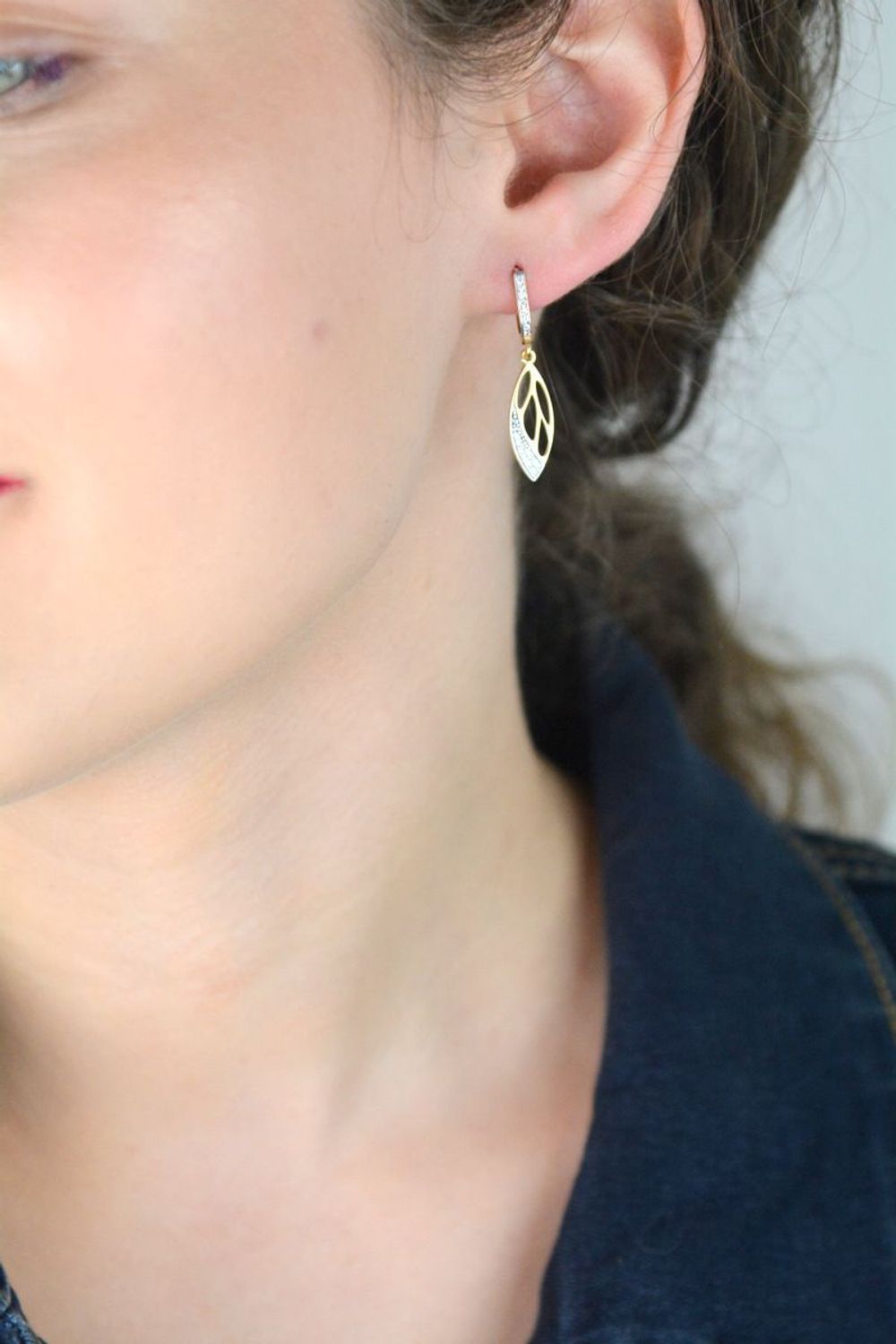 Eleganckie złote kolczyki damskie próby 585 w kształcie łezek z ażurem i cyrkonią. Model 2,45g, długość 3,2 cm, zapięcie angielskie. Idealne na prezent i na co dzień.1.jpg