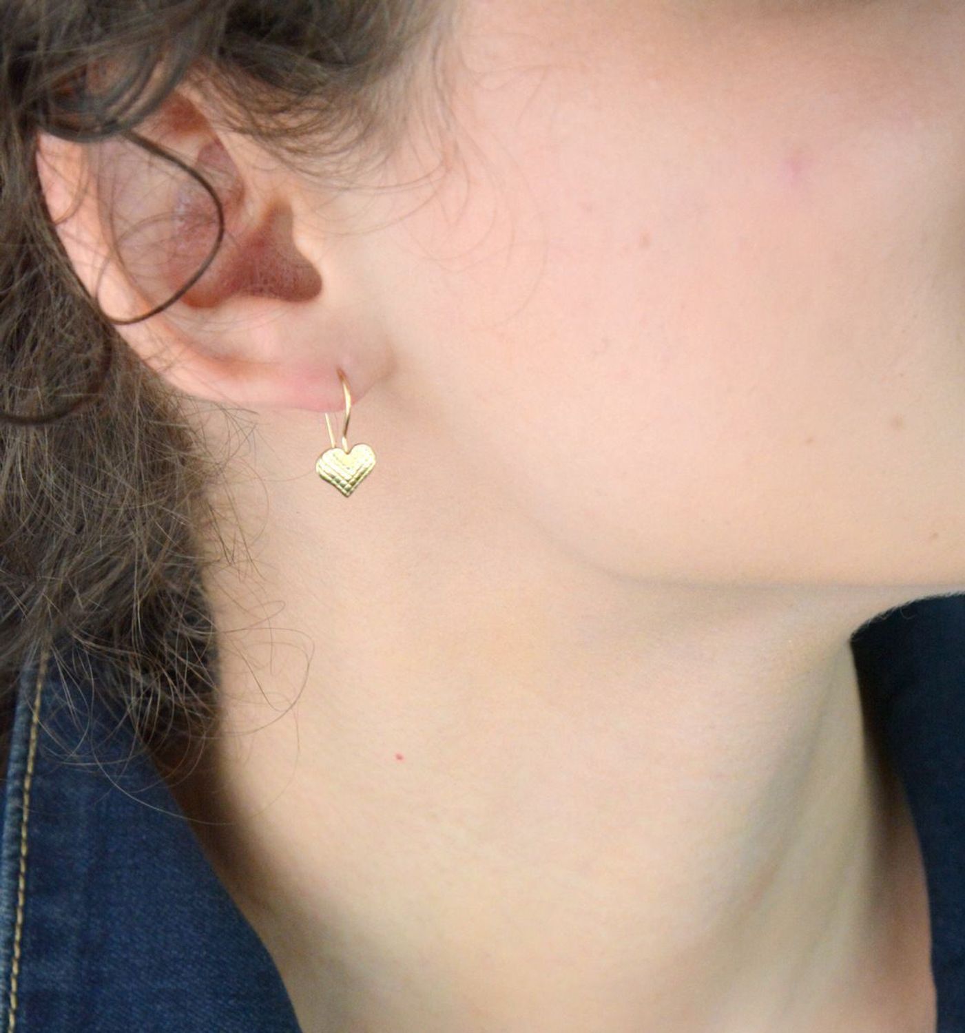 Złote kolczyki dziecięce 585 w kształcie serduszek ze zdobionym wzorem. Model DIA-KLC-13280-585 – 1,19g, długość 1,9 cm, bigiel. Piękny i bezpieczny prezent dla dziewczynki.1.jpg
