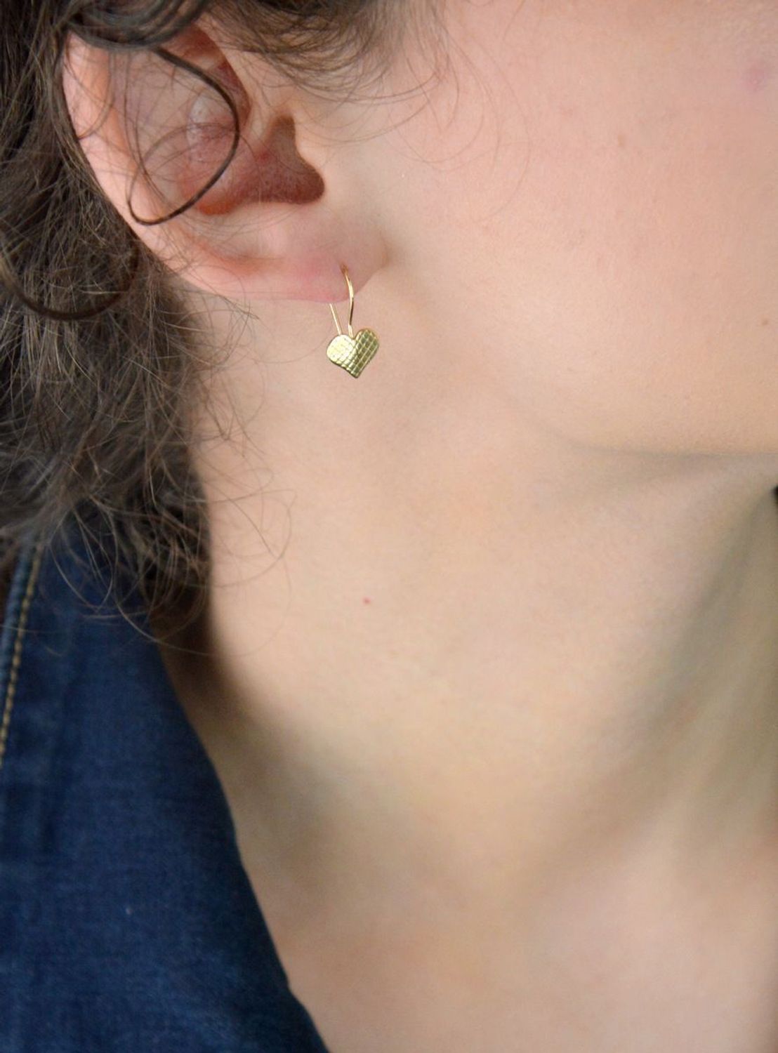 Złote kolczyki dziecięce 585 w kształcie serduszek ze zdobionym wzorem. Model DIA-KLC-13280-585 – 1,19g, długość 1,9 cm, bigiel. Piękny i bezpieczny prezent dla dziewczynki.1.jpg