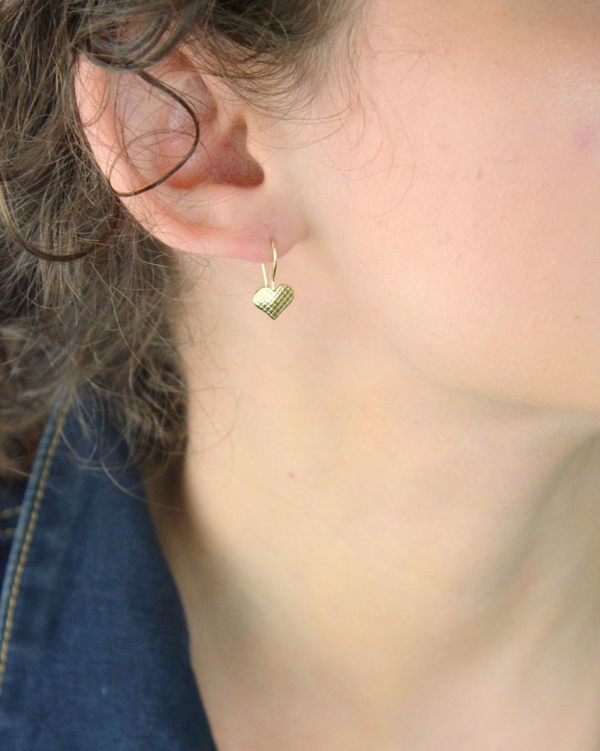 Złote kolczyki dziecięce 585 w kształcie serduszek ze zdobionym wzorem. Model DIA-KLC-13280-585 – 1,19g, długość 1,9 cm, bigiel. Piękny i bezpieczny prezent dla dziewczynki.1.jpg