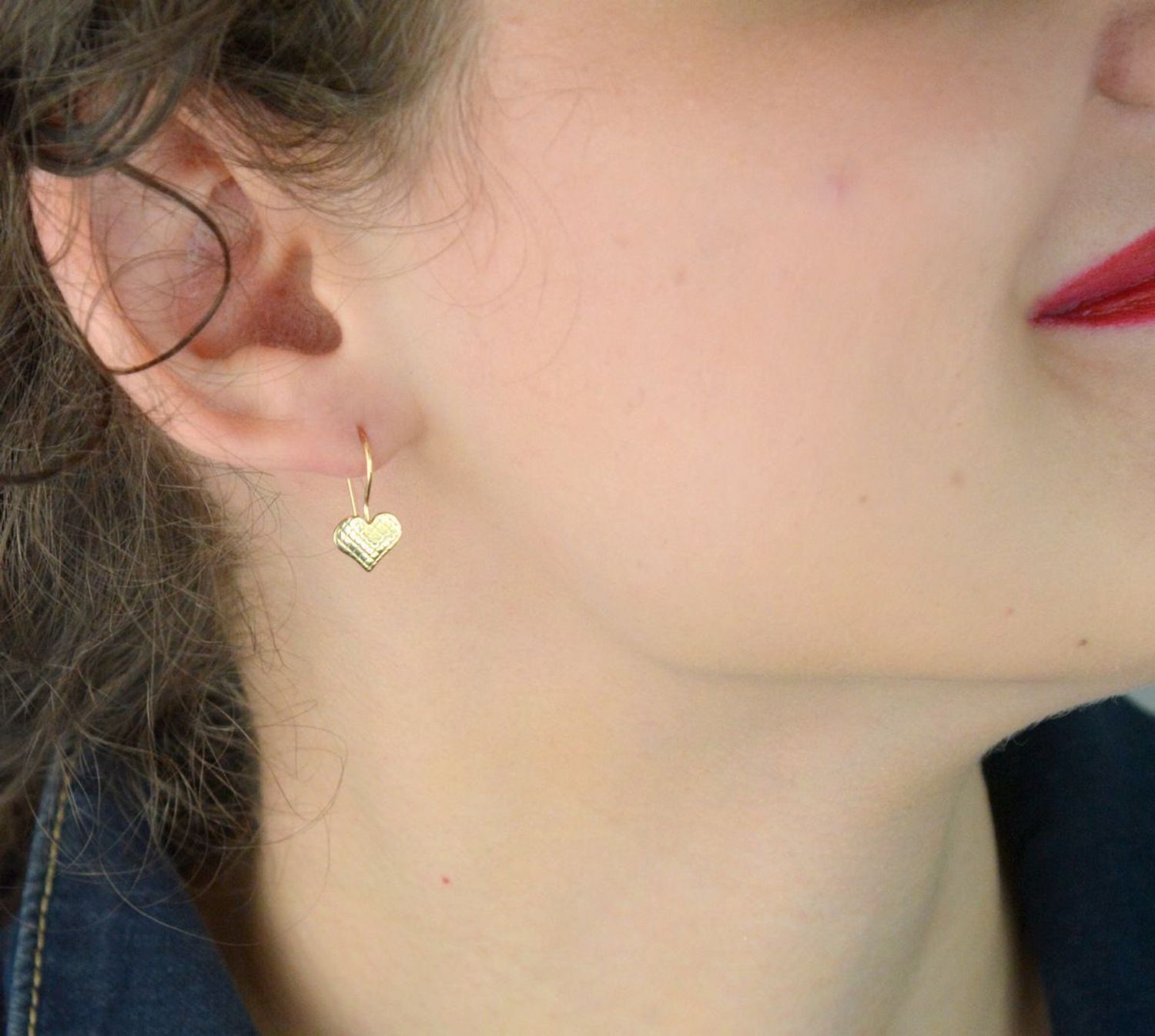 Złote kolczyki dziecięce 585 w kształcie serduszek ze zdobionym wzorem. Model DIA-KLC-13280-585 – 1,19g, długość 1,9 cm, bigiel. Piękny i bezpieczny prezent dla dziewczynki.1.jpg