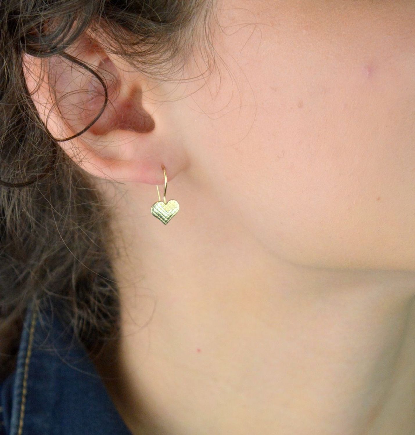 Złote kolczyki dziecięce 585 w kształcie serduszek ze zdobionym wzorem. Model DIA-KLC-13280-585 – 1,19g, długość 1,9 cm, bigiel. Piękny i bezpieczny prezent dla dziewczynki.1.jpg