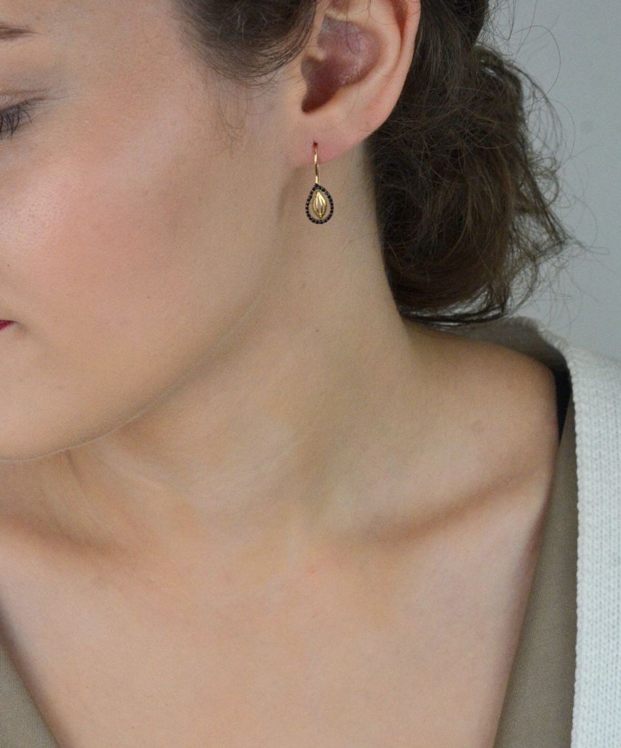 Złote kolczyki damskie próby 585 w kształcie łezek, zdobione czarnymi cyrkoniami. Model DIA-KLC-13281-585 – 1,24g, długość 2,2 cm. Nowoczesna elegancja w lekkiej formie.1.jpg