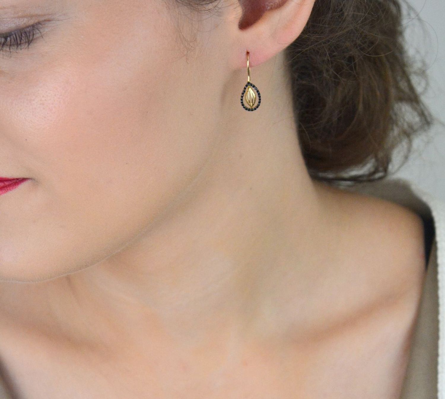 Złote kolczyki damskie próby 585 w kształcie łezek, zdobione czarnymi cyrkoniami. Model DIA-KLC-13281-585 – 1,24g, długość 2,2 cm. Nowoczesna elegancja w lekkiej formie.1.jpg