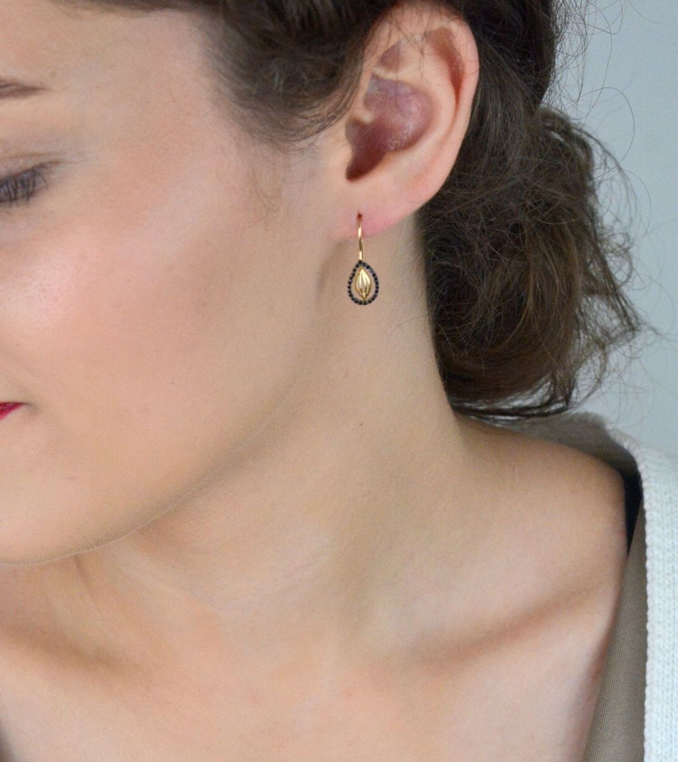 Złote kolczyki damskie próby 585 w kształcie łezek, zdobione czarnymi cyrkoniami. Model DIA-KLC-13281-585 – 1,24g, długość 2,2 cm. Nowoczesna elegancja w lekkiej formie.1.jpg