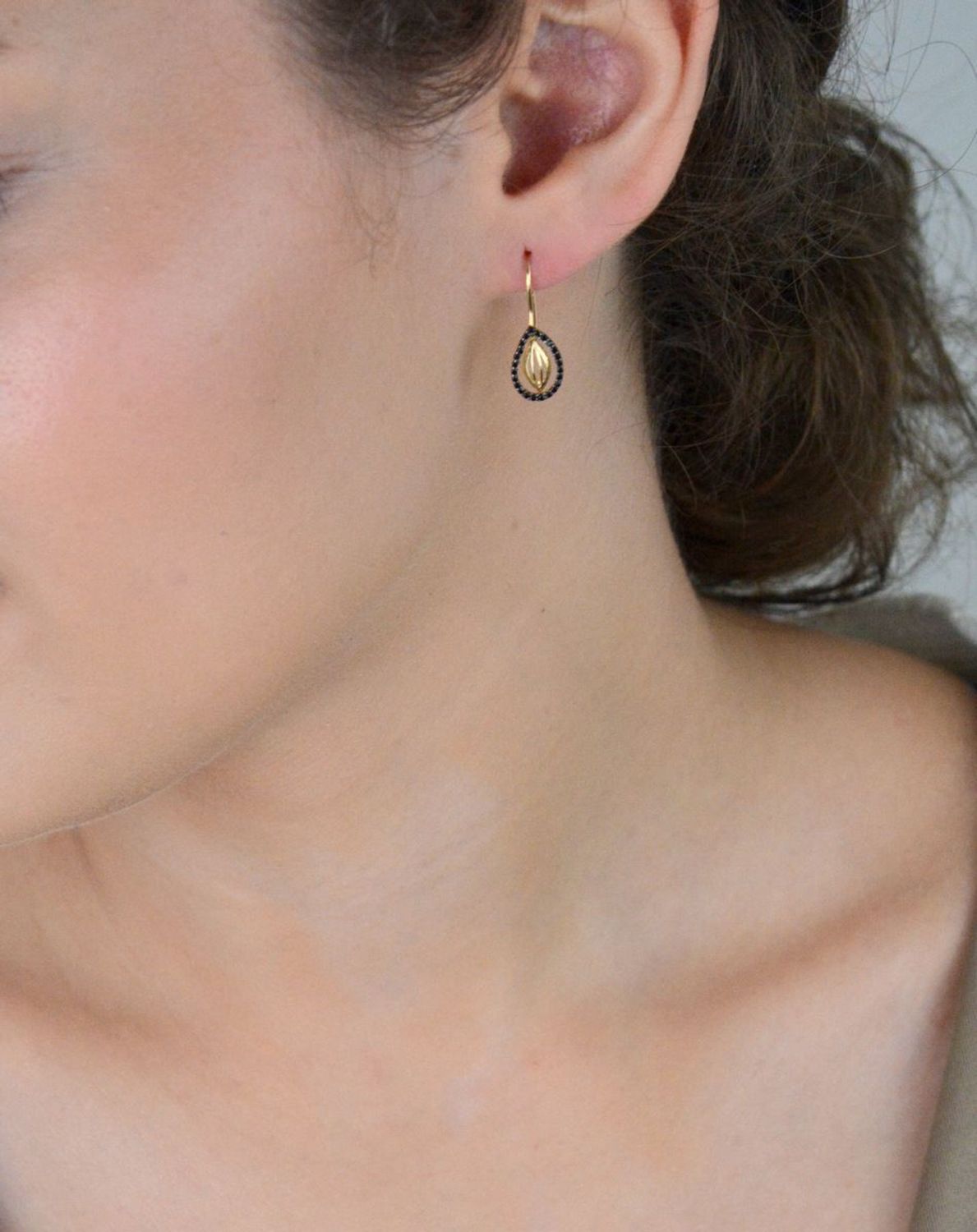 Złote kolczyki damskie próby 585 w kształcie łezek, zdobione czarnymi cyrkoniami. Model DIA-KLC-13281-585 – 1,24g, długość 2,2 cm. Nowoczesna elegancja w lekkiej formie.1.jpg