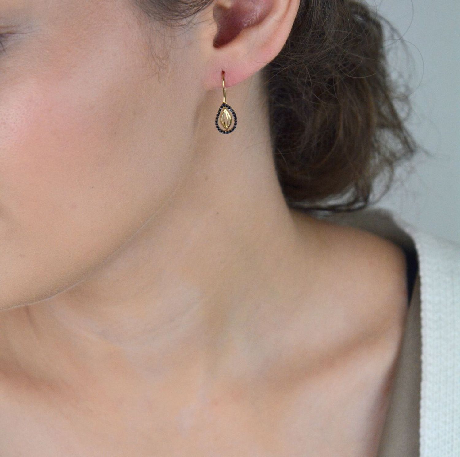 Złote kolczyki damskie próby 585 w kształcie łezek, zdobione czarnymi cyrkoniami. Model DIA-KLC-13281-585 – 1,24g, długość 2,2 cm. Nowoczesna elegancja w lekkiej formie.1.jpg