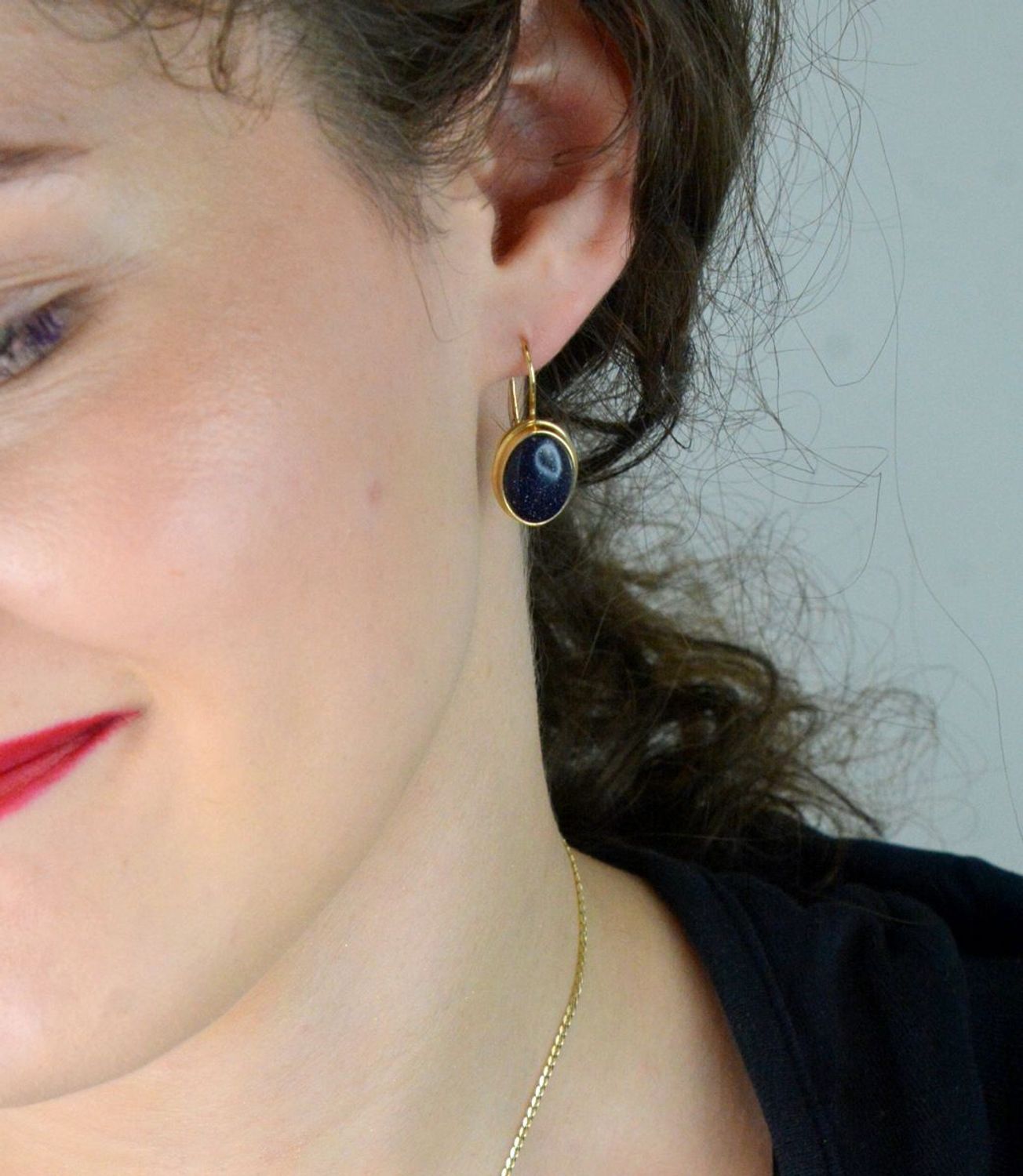 Złote kolczyki damskie próby 585, model owalny „Noc Kairu” DIA-KLC-13283-585 – 5,30g, długość 2,6 cm, zapięcie na bigiel. Elegancka i trwała biżuteria.1.jpg