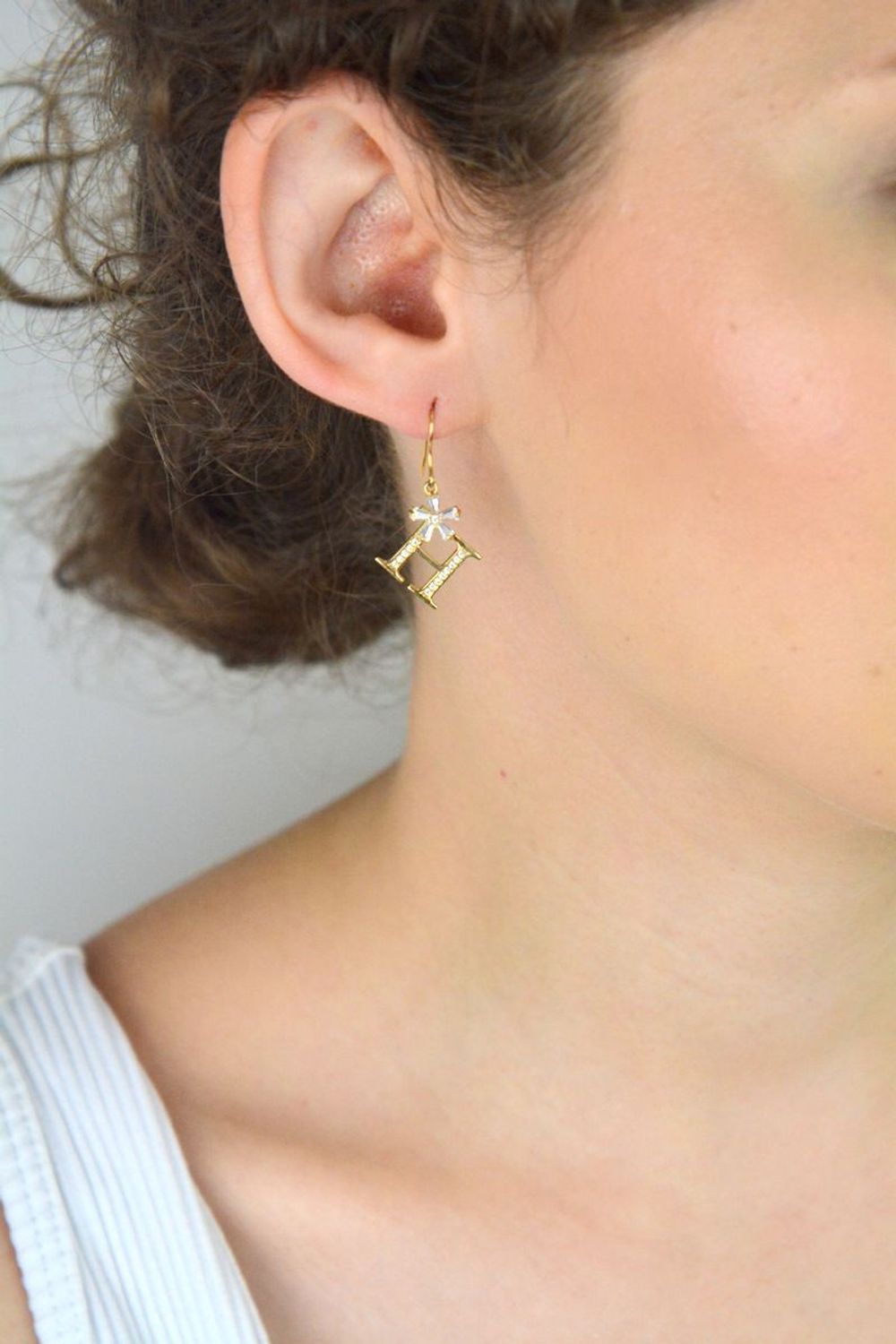 Srebrne pozłacane kolczyki literka H z cyrkonią i kwiatkiem z kryształków – Srebro 925.jpg