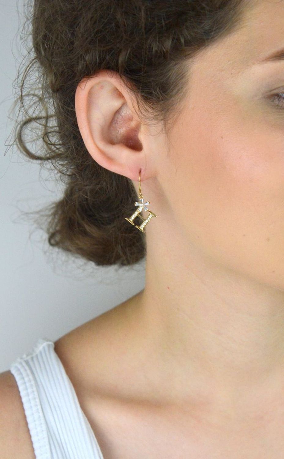 Srebrne pozłacane kolczyki literka H z cyrkonią i kwiatkiem z kryształków – Srebro 925.jpg