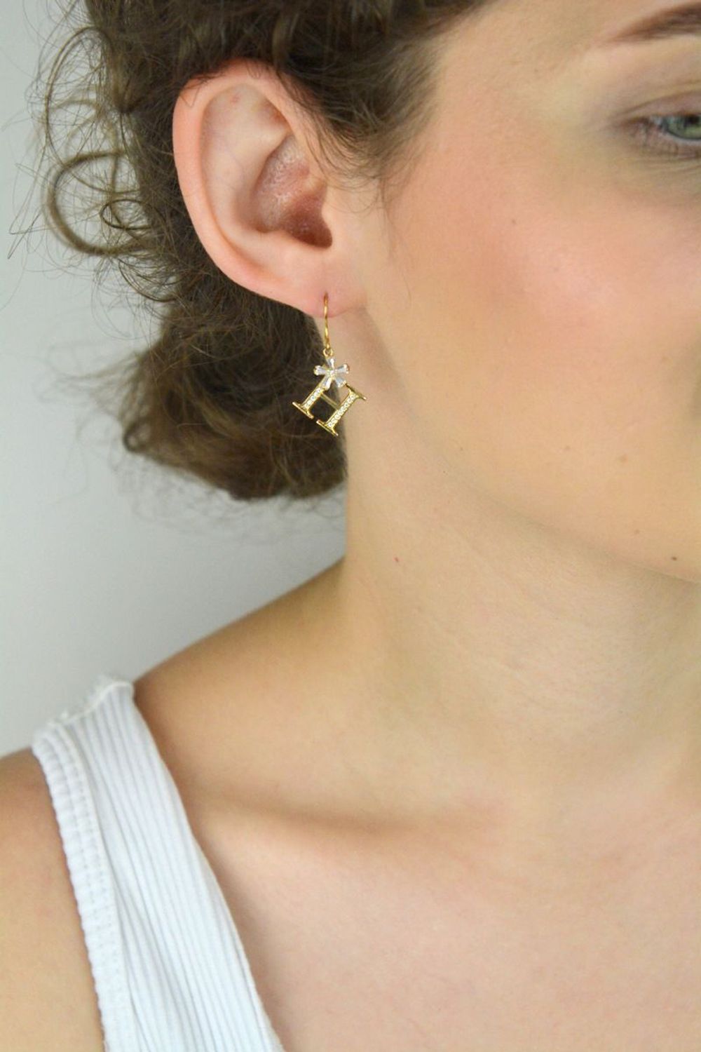 Srebrne pozłacane kolczyki literka H z cyrkonią i kwiatkiem z kryształków – Srebro 925.jpg