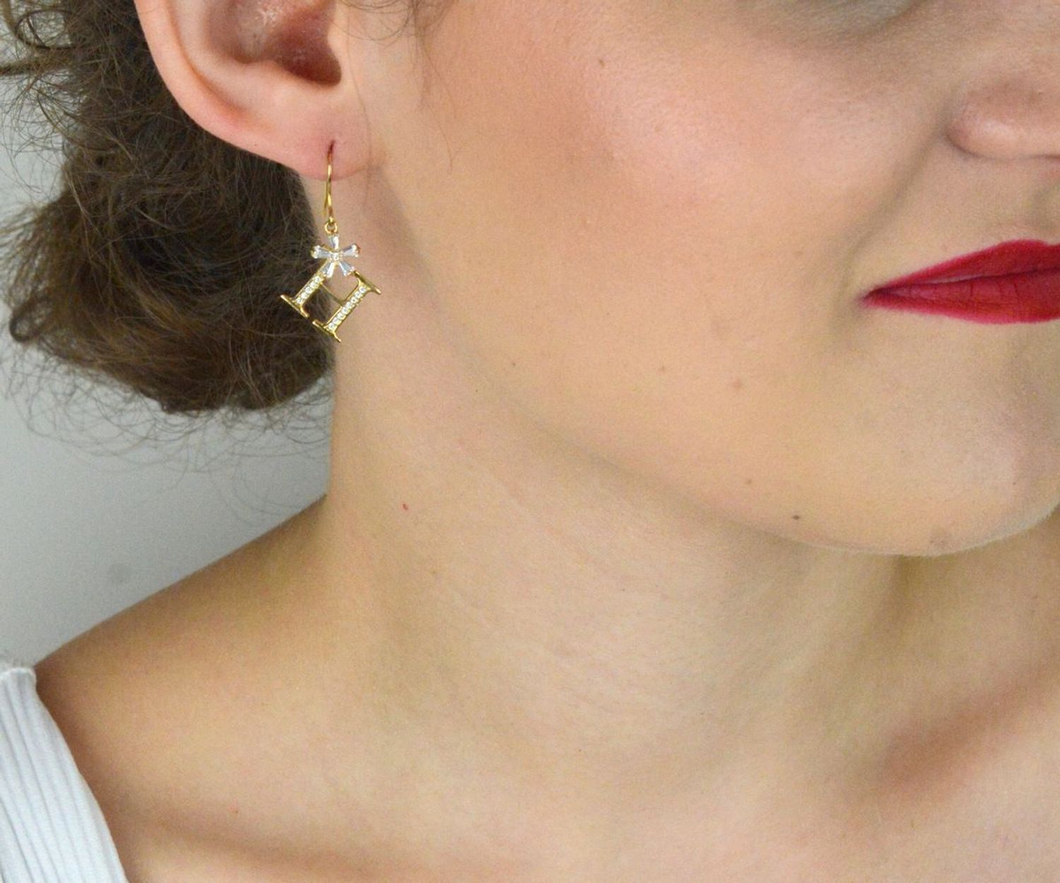 Srebrne pozłacane kolczyki literka H z cyrkonią i kwiatkiem z kryształków – Srebro 925.jpg