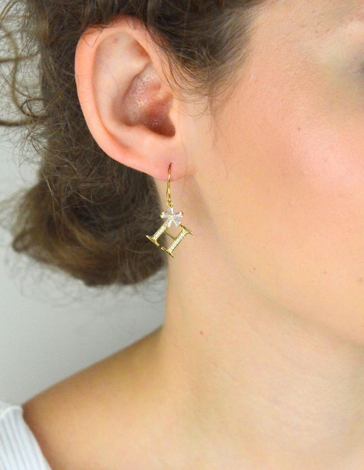 Srebrne pozłacane kolczyki literka H z cyrkonią i kwiatkiem z kryształków – Srebro 925.jpg