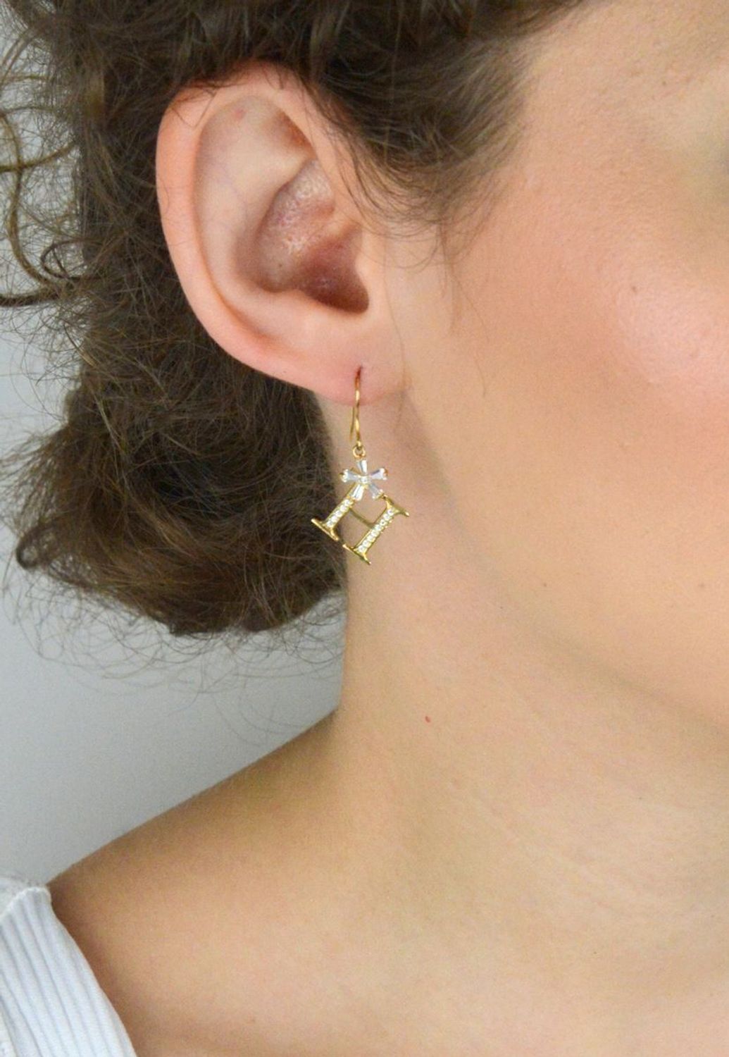 Srebrne pozłacane kolczyki literka H z cyrkonią i kwiatkiem z kryształków – Srebro 925.jpg