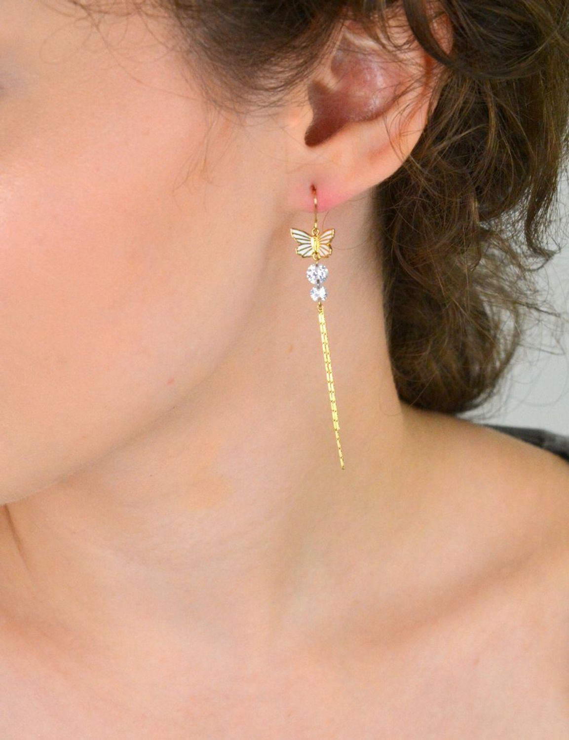 Kolczyki damskie srebrne pozłacane 925 motylki zdobione białą emalią, długość 6,5 cm, zapięcie bigiel otwarty. Delikatne i lekkie kolczyki idealne na co dzień i na wyjątkowe okazje.1.jpg