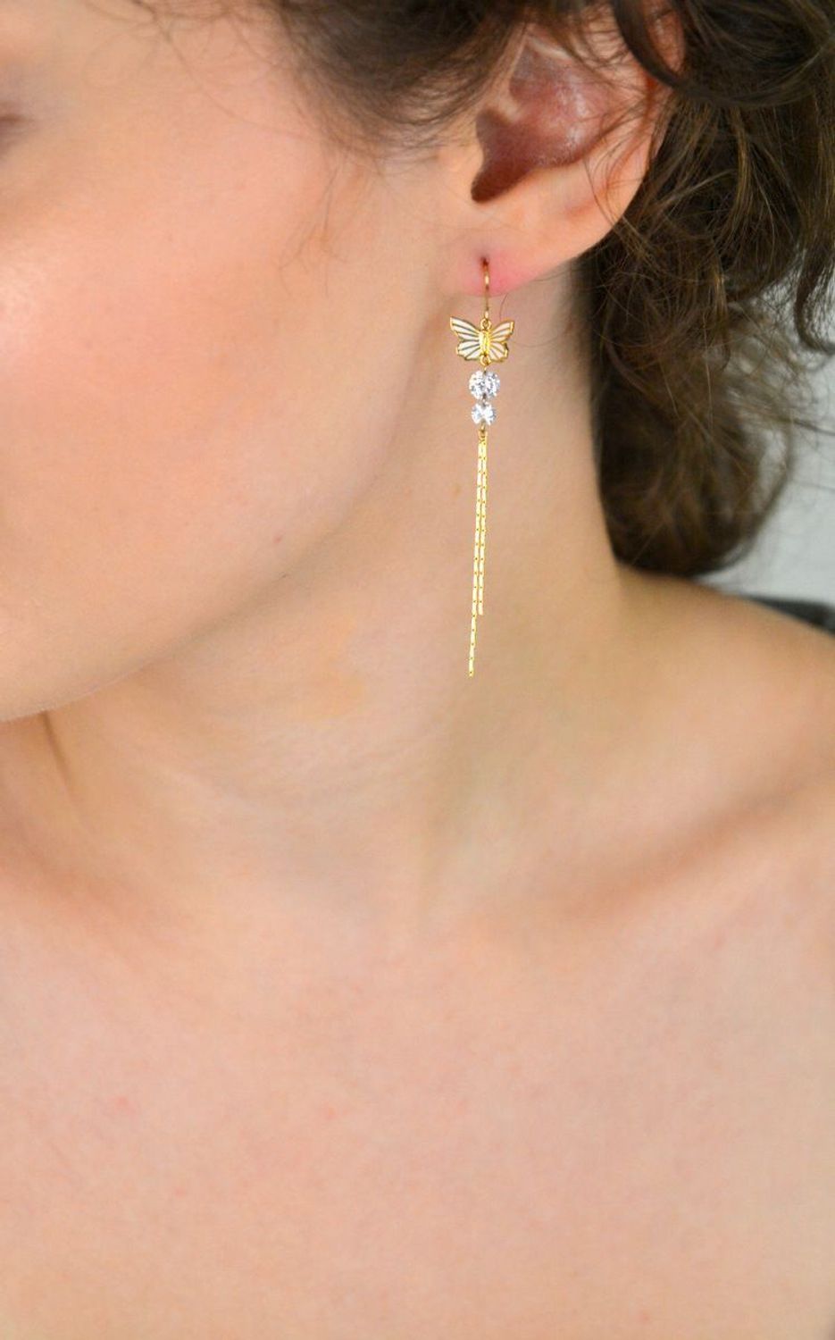 Kolczyki damskie srebrne pozłacane 925 motylki zdobione białą emalią, długość 6,5 cm, zapięcie bigiel otwarty. Delikatne i lekkie kolczyki idealne na co dzień i na wyjątkowe okazje.1.jpg