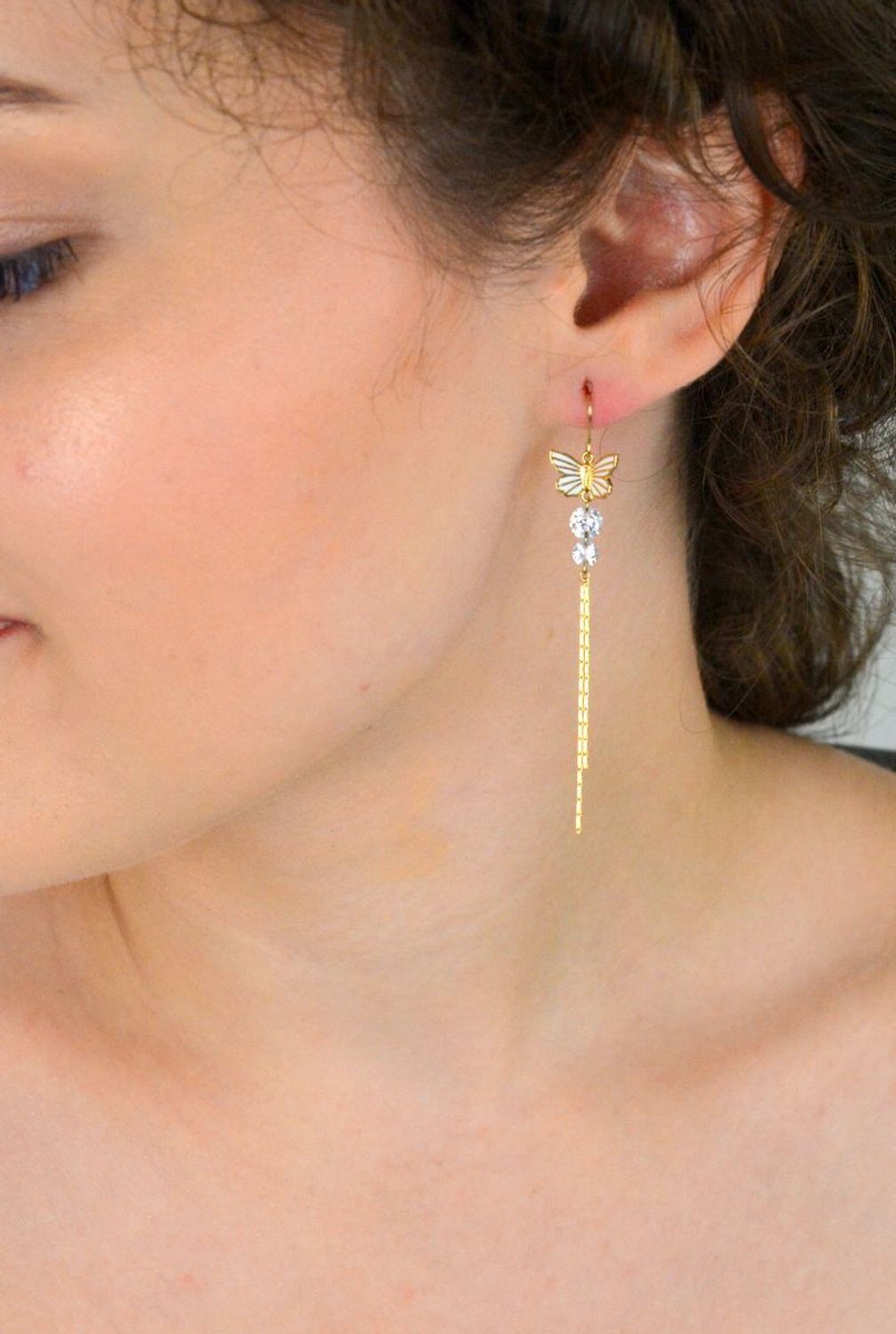 Kolczyki damskie srebrne pozłacane 925 motylki zdobione białą emalią, długość 6,5 cm, zapięcie bigiel otwarty. Delikatne i lekkie kolczyki idealne na co dzień i na wyjątkowe okazje.1.jpg