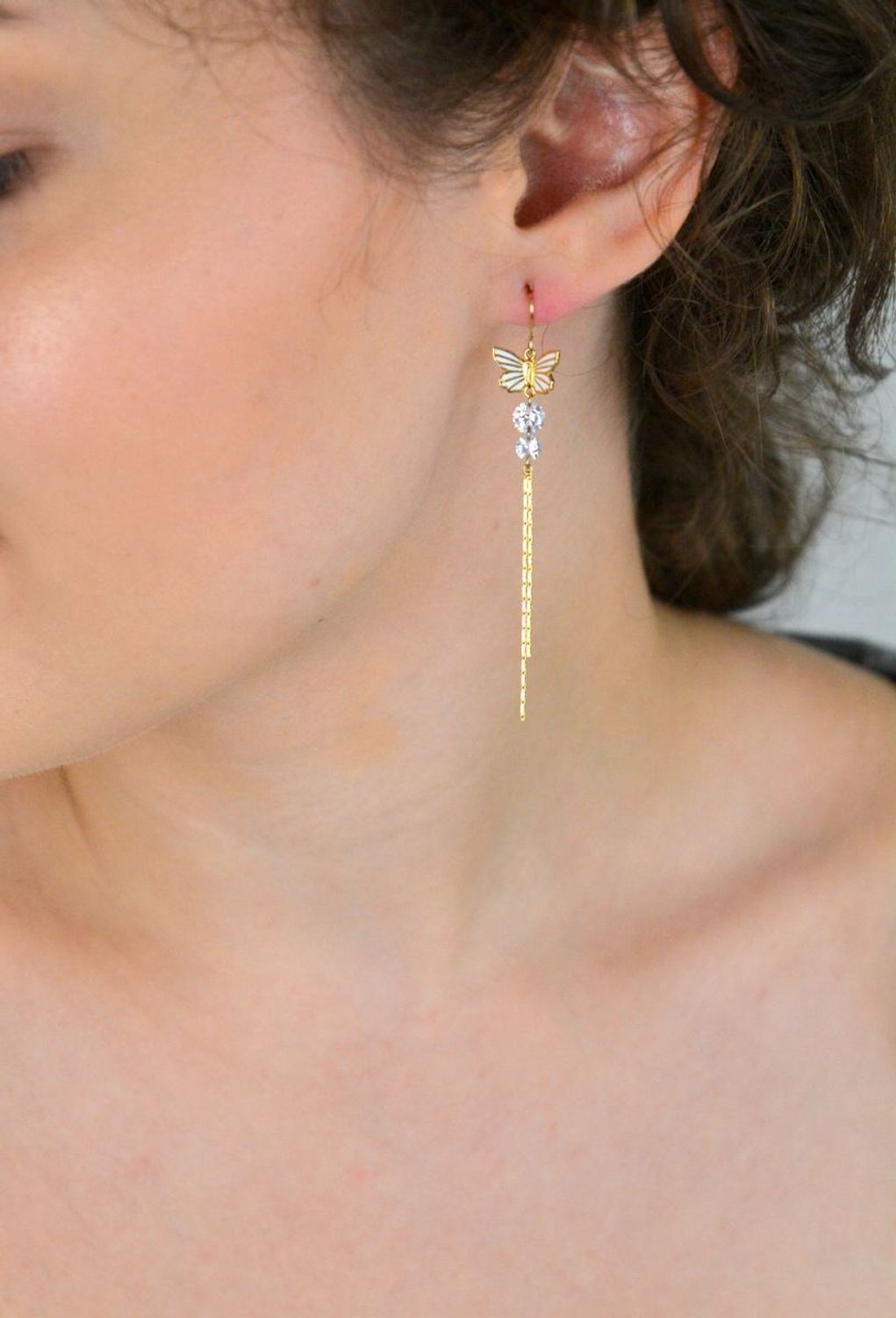 Kolczyki damskie srebrne pozłacane 925 motylki zdobione białą emalią, długość 6,5 cm, zapięcie bigiel otwarty. Delikatne i lekkie kolczyki idealne na co dzień i na wyjątkowe okazje.1.jpg