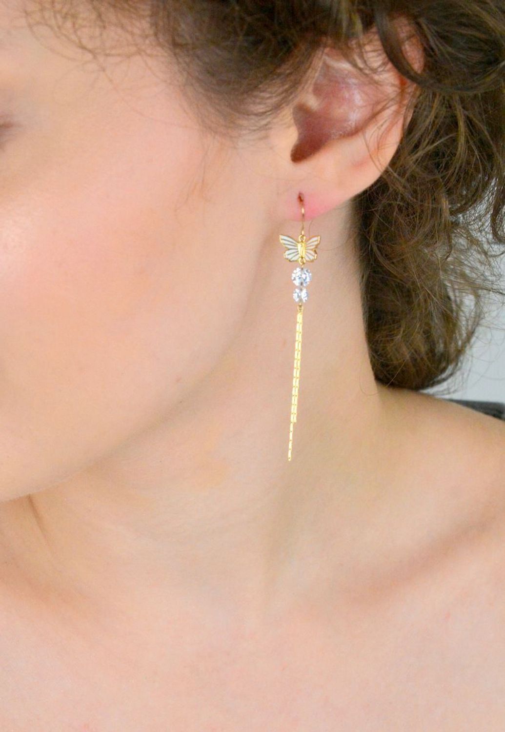 Kolczyki damskie srebrne pozłacane 925 motylki zdobione białą emalią, długość 6,5 cm, zapięcie bigiel otwarty. Delikatne i lekkie kolczyki idealne na co dzień i na wyjątkowe okazje.1.jpg
