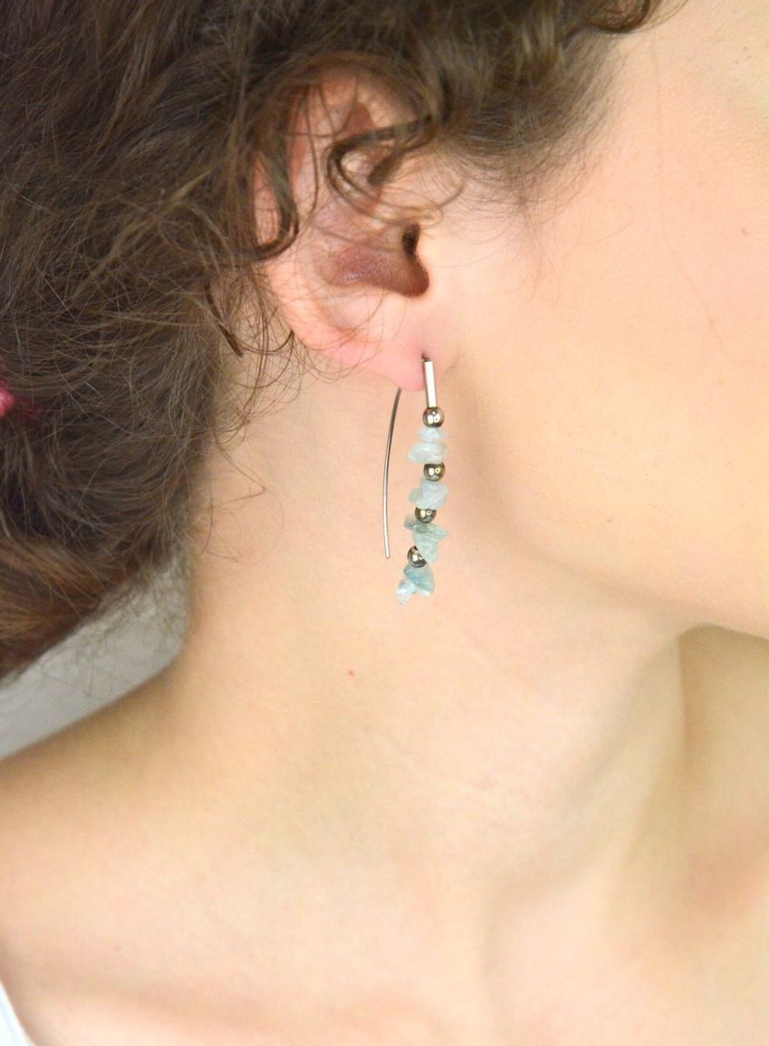 Kolczyki srebrne 925 DIA-KLC-13317-925 przekładane, zdobione naturalnymi kryształami górskimi. Długość 4,5 cm, waga 5,19 g. Elegancja, komfort i energia natury.1.jpg