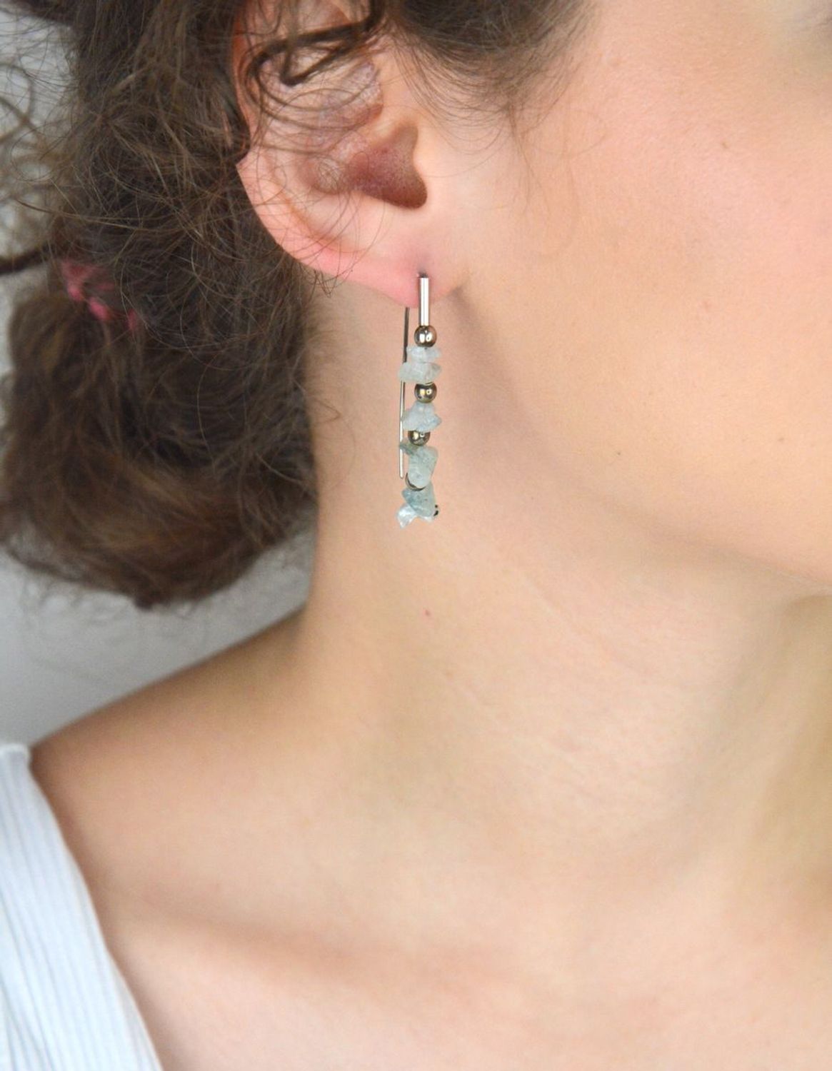 Kolczyki srebrne 925 DIA-KLC-13317-925 przekładane, zdobione naturalnymi kryształami górskimi. Długość 4,5 cm, waga 5,19 g. Elegancja, komfort i energia natury.1.jpg