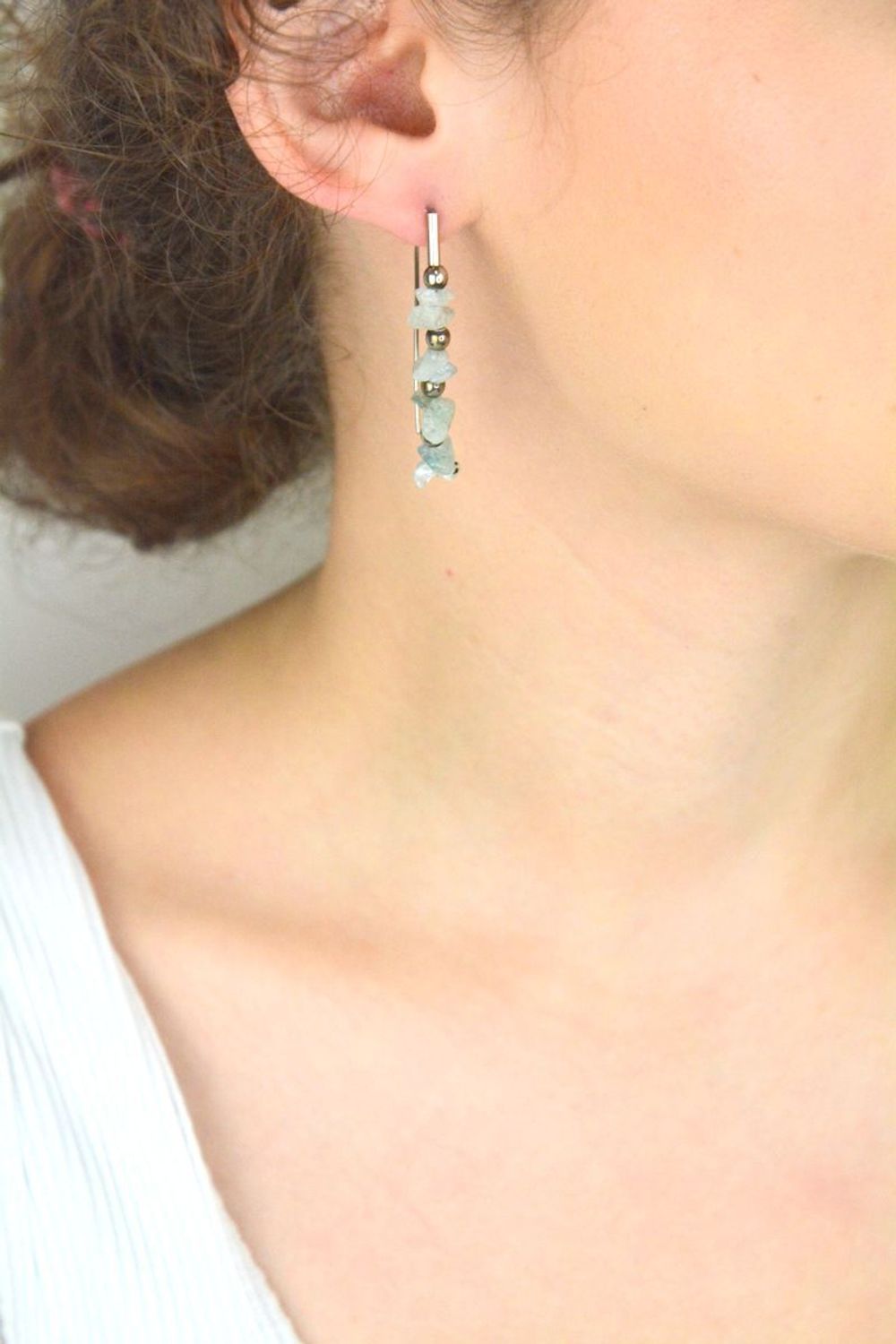 Kolczyki srebrne 925 DIA-KLC-13317-925 przekładane, zdobione naturalnymi kryształami górskimi. Długość 4,5 cm, waga 5,19 g. Elegancja, komfort i energia natury.1.jpg