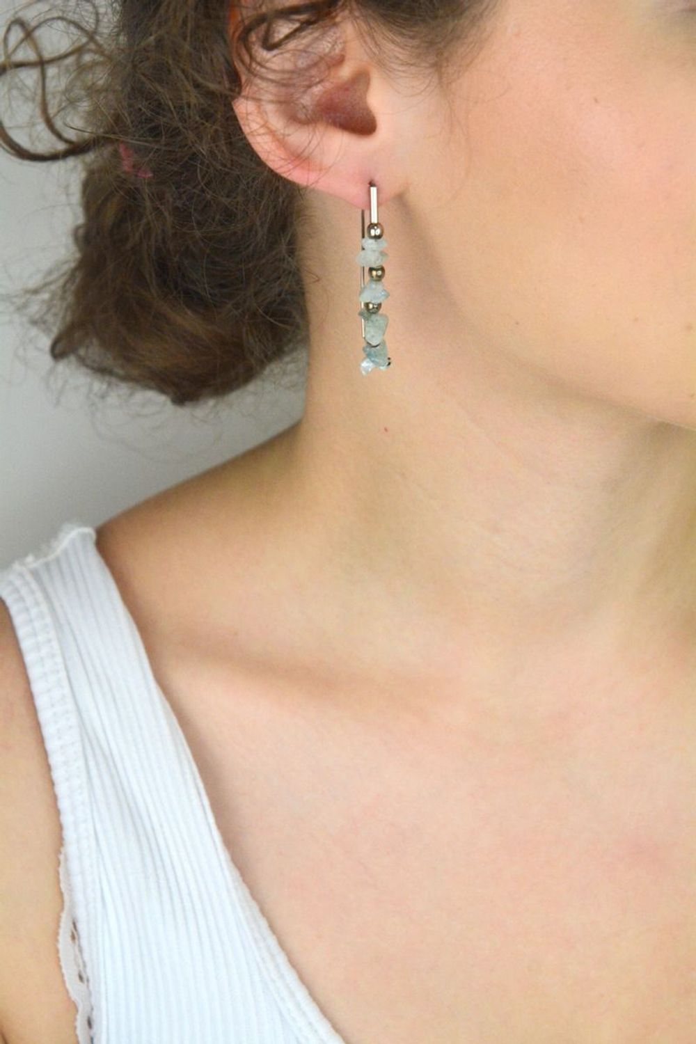 Kolczyki srebrne 925 DIA-KLC-13317-925 przekładane, zdobione naturalnymi kryształami górskimi. Długość 4,5 cm, waga 5,19 g. Elegancja, komfort i energia natury.1.jpg